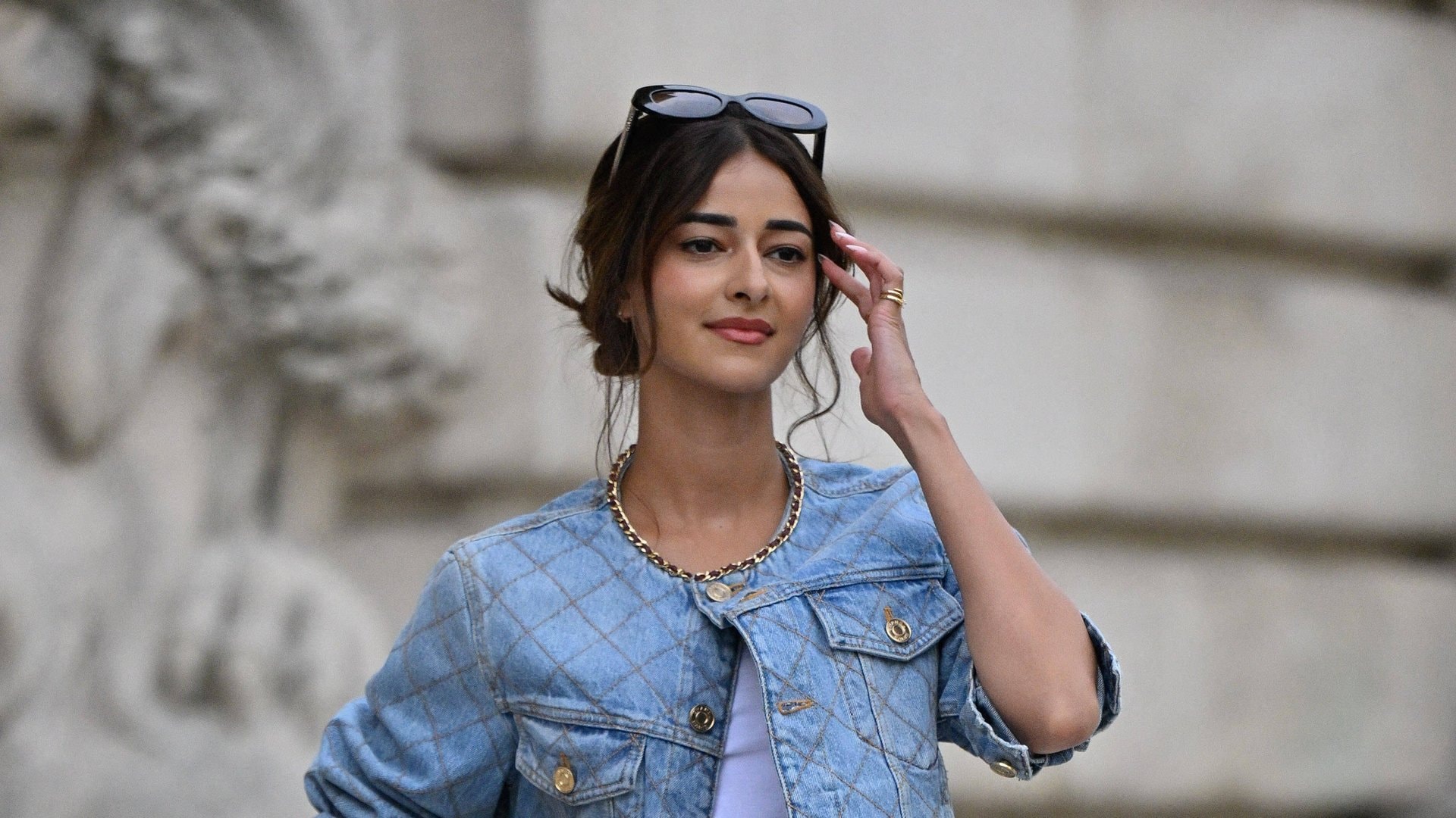 Die indische Schauspielerin Ananya Panday bei der Fashion Week in Paris 2026 mit sommerlicher Frisur.