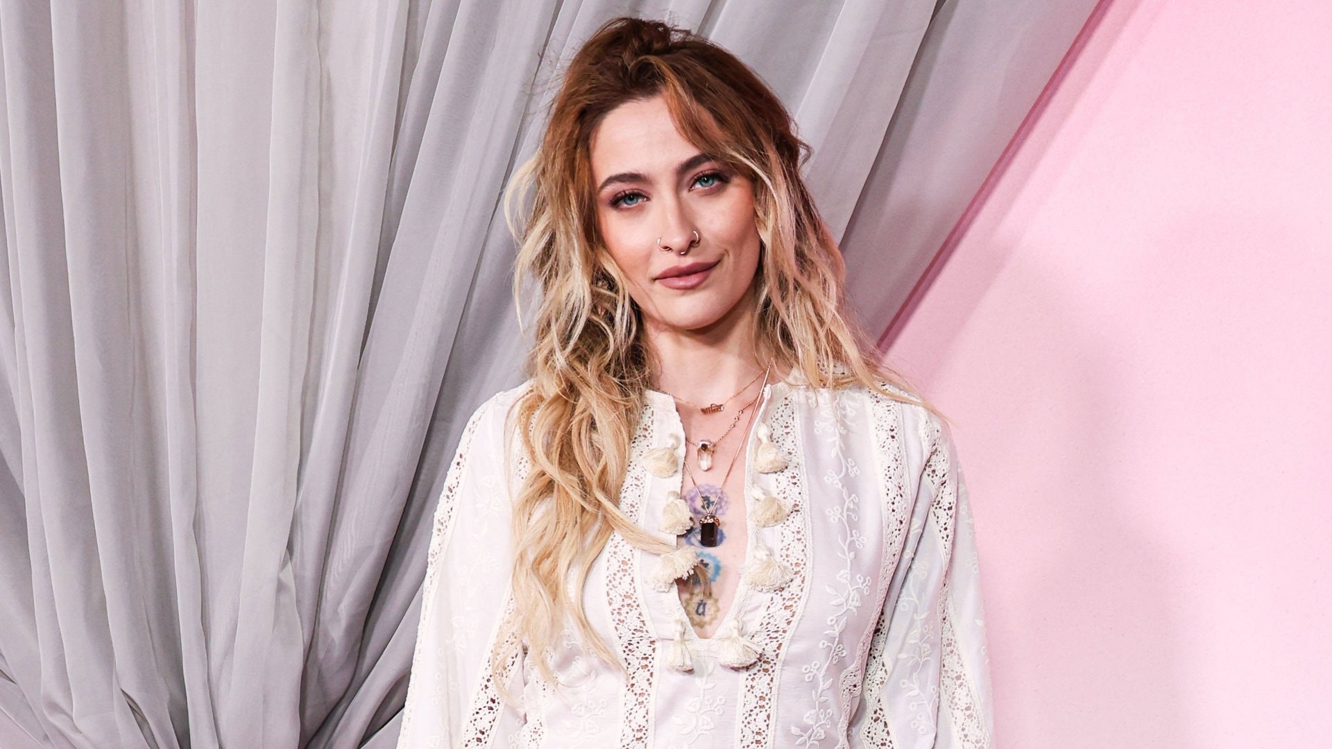 Paris Jackson macht öffentlich, dass sie schon zweimal verlobt war.