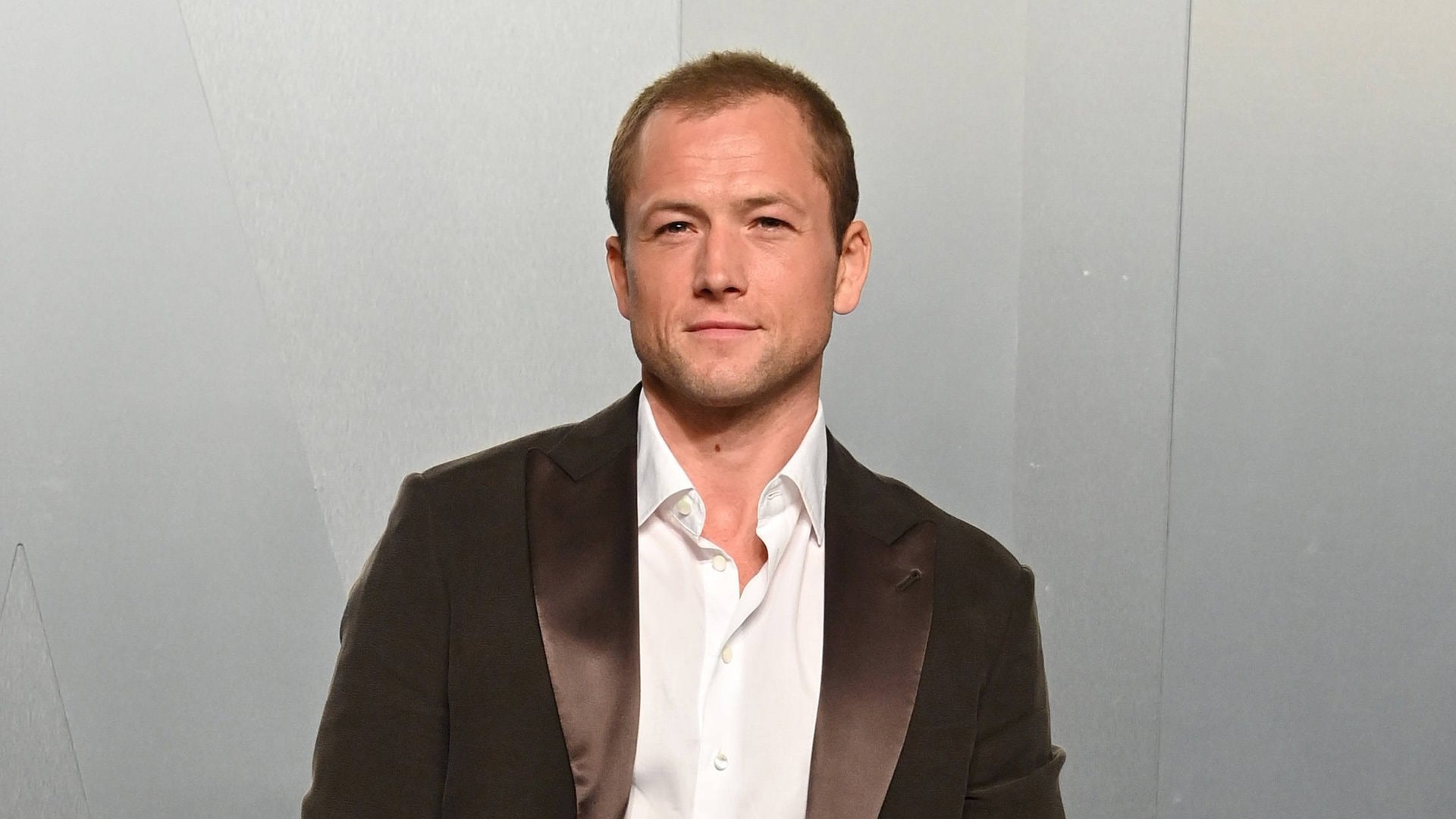 Taron Egerton wuchs bei seiner Mutter auf.