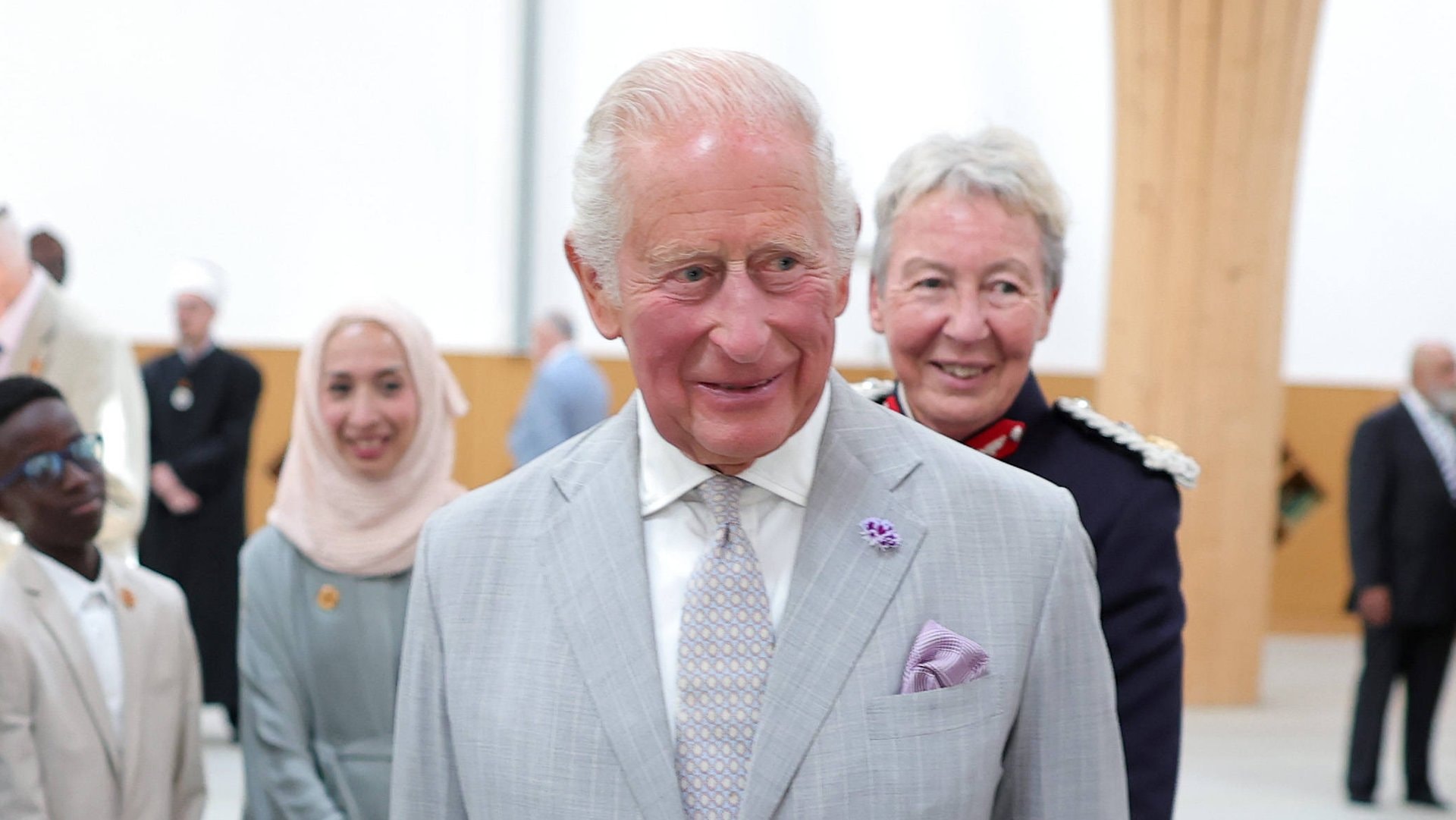 König Charles III. geht es gut - auch drei Monate nach der Falschmeldung zu seinem angeblichen Tod.