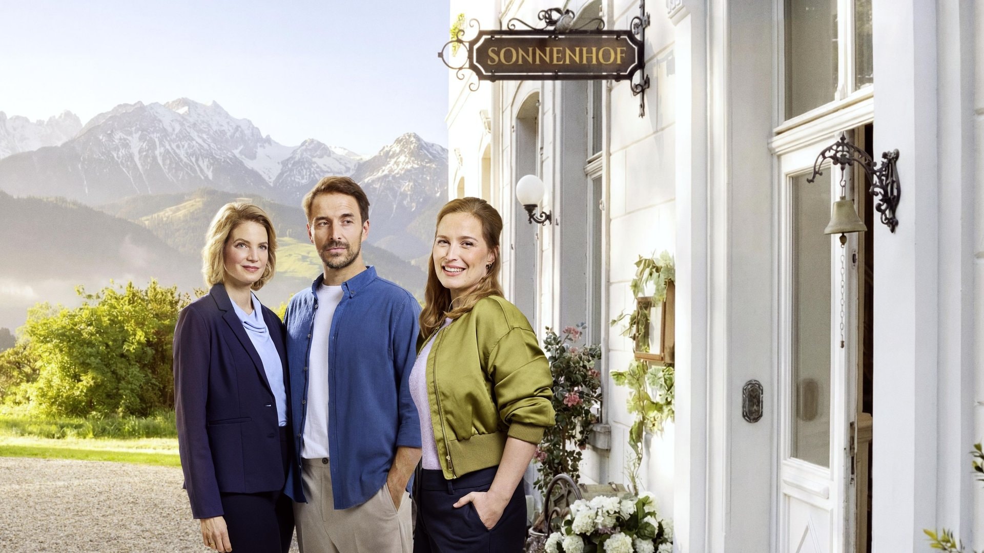 Rike Schmid (l.), Max Alberti und Pina Kühr spielen die neuen Hauptrollen im "Die Landarztpraxis"-Kosmos.
