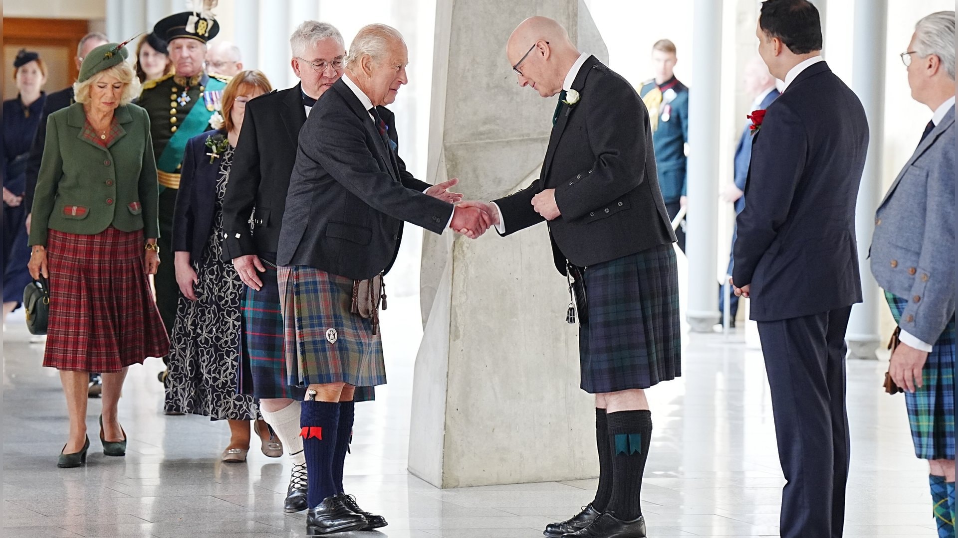 König Charles schüttelt die Hand von John Swinney, dem First Minister Schottlands.