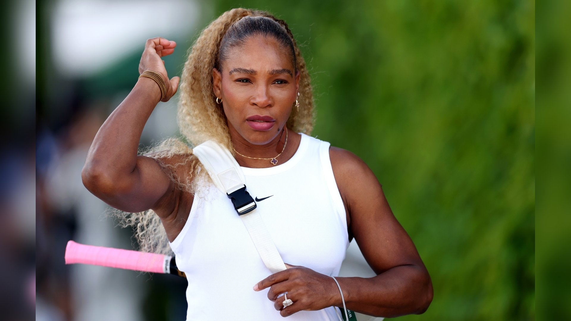 Serena Williams am Sonntag in Wimbledon, auf dem Weg zum Training.