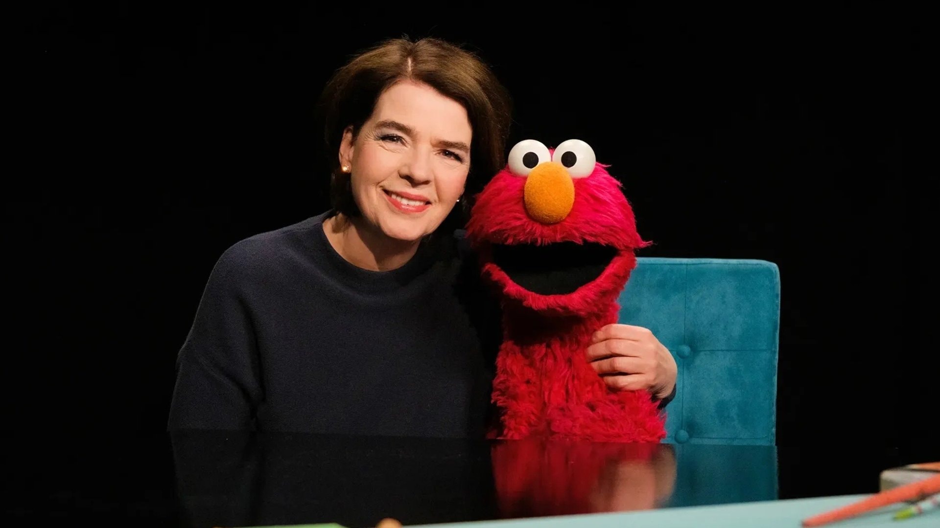 Susanne Daubner und Elmo in dessen Show "Elmo - und Du so?".