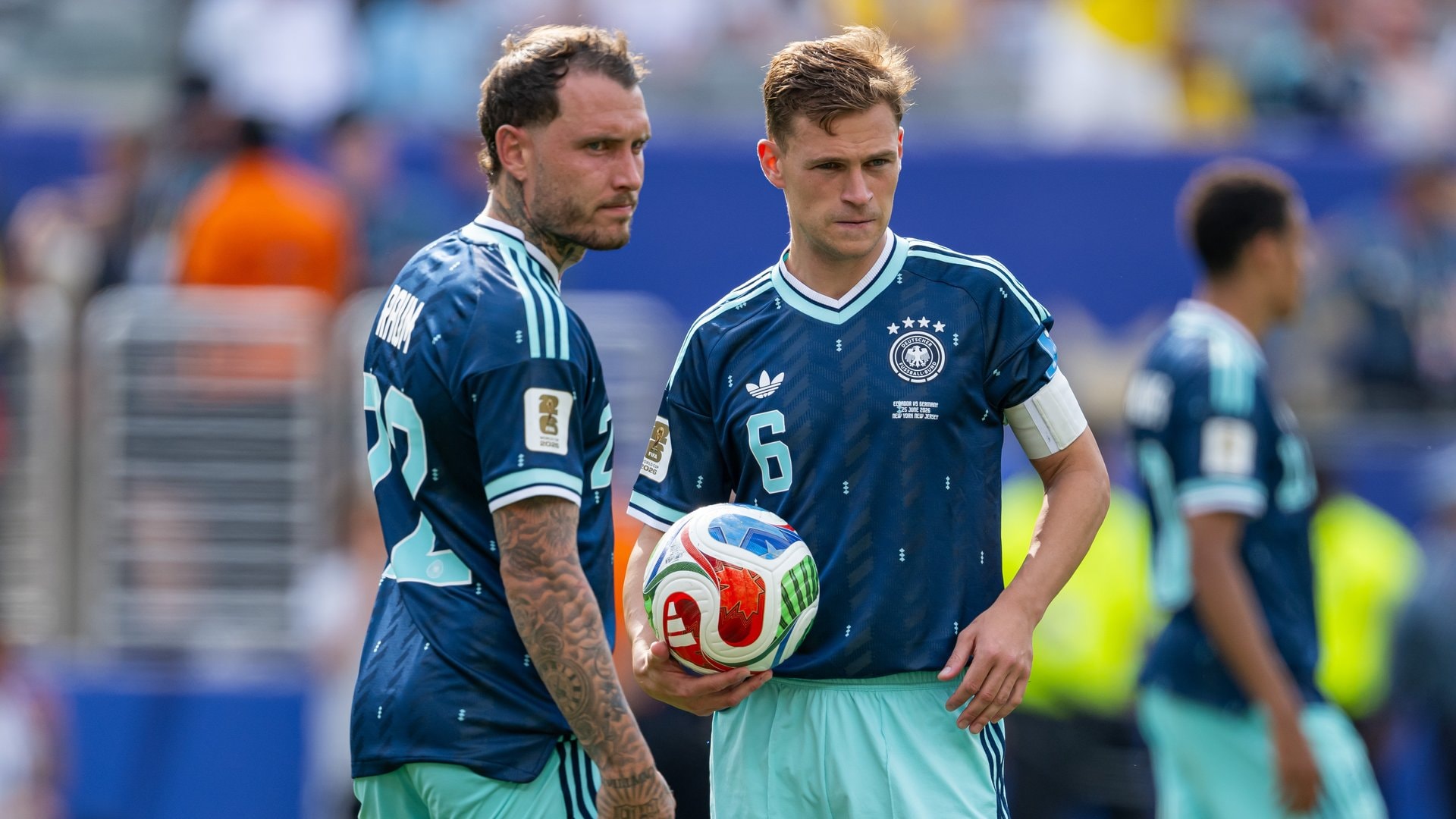 Kapitän Joshua Kimmich (r.) soll die Deutsche Fußballnationalmannschaft ins Achtelfinale führen.