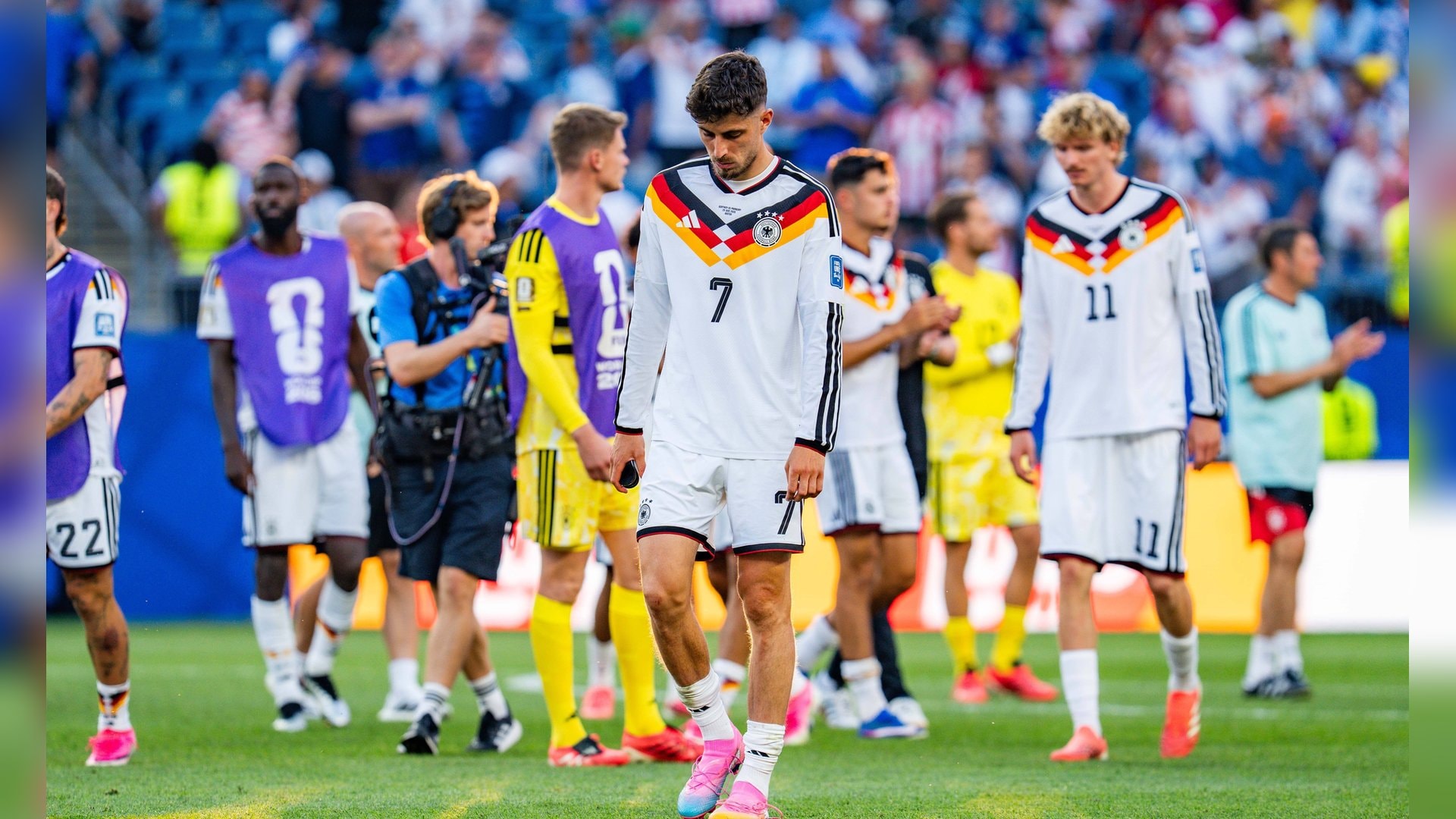 Hängende Köpfe nach dem Ausscheiden gegen Paraguay.