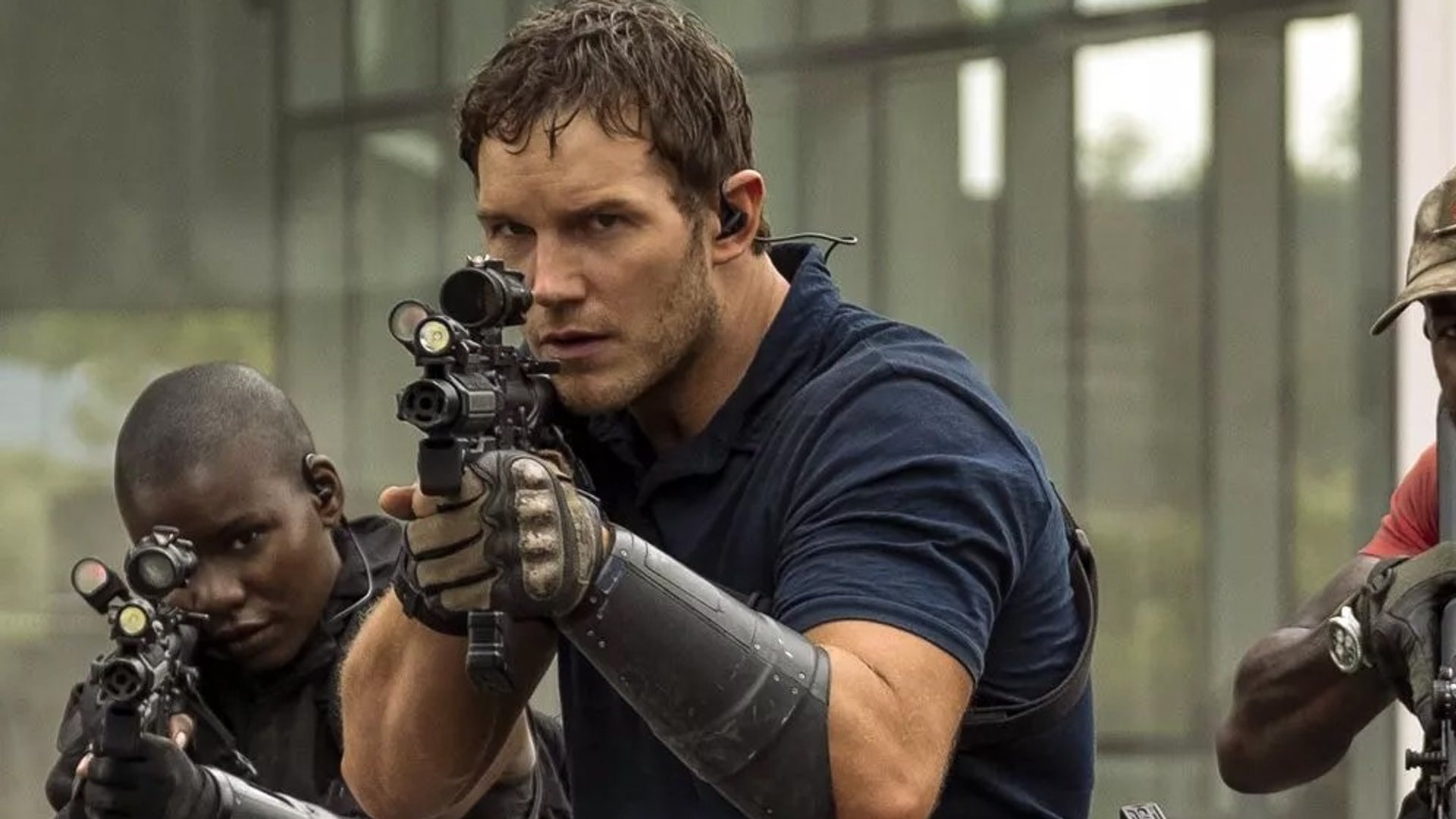 «The Tomorrow War»: Dan Forester (Chris Pratt, v.) kämpft um die Zukunft der Erde.