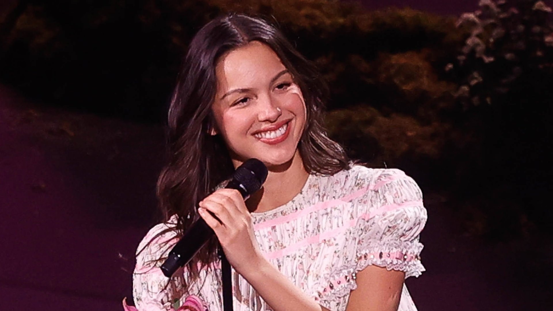 Olivia Rodrigo steht zum zweiten Mal in Folge auf Platz eins der Album-Charts.