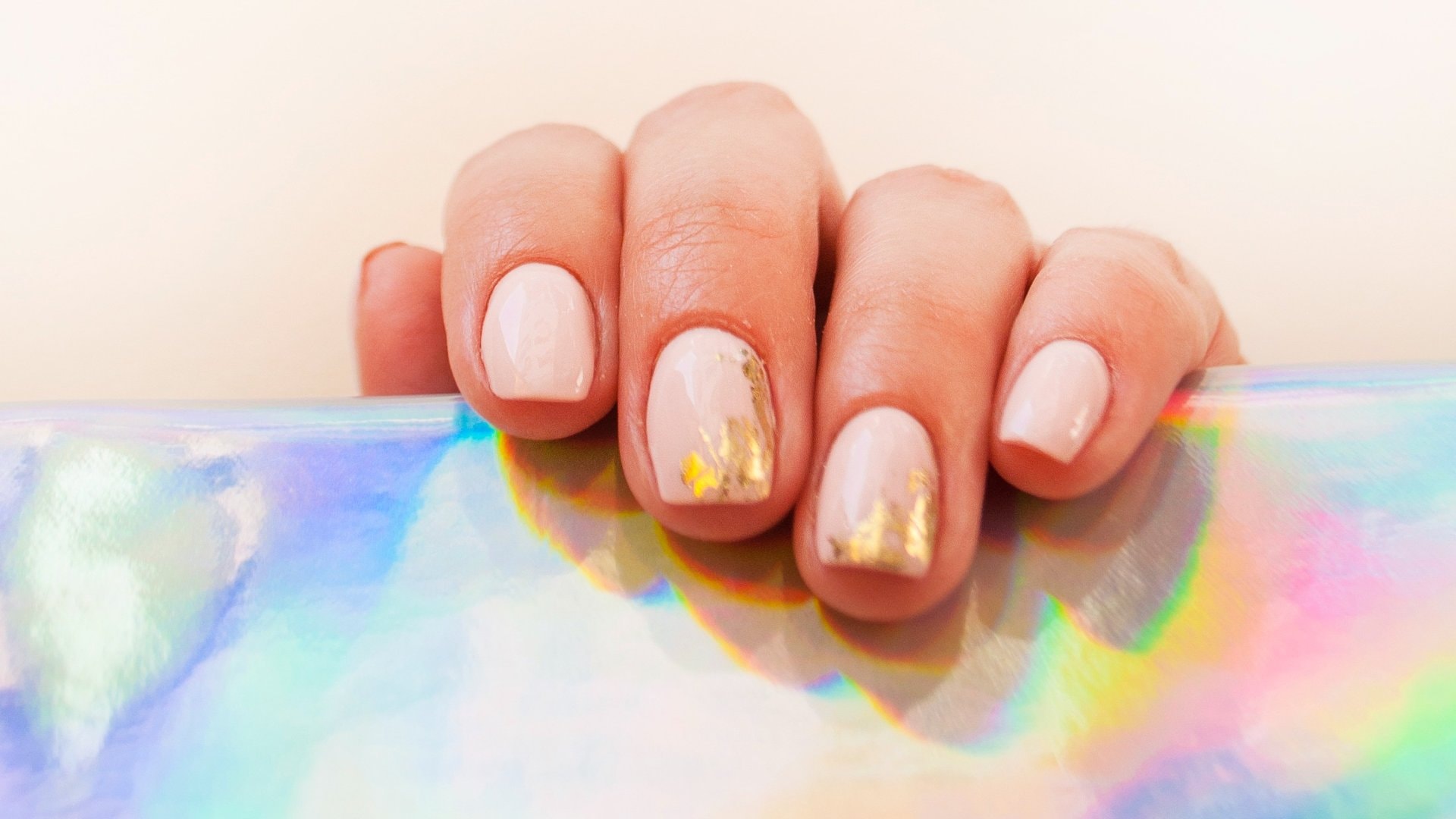 Mermaid Nails setzen diesen Sommer auf schimmernde Lichtreflexe.