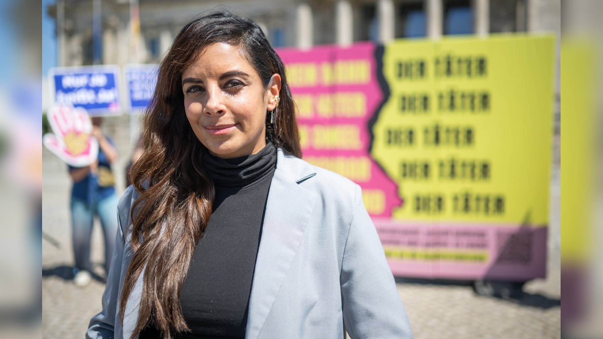 Collien Fernandes am Mittwoch vor dem Deutschen Bundestag.