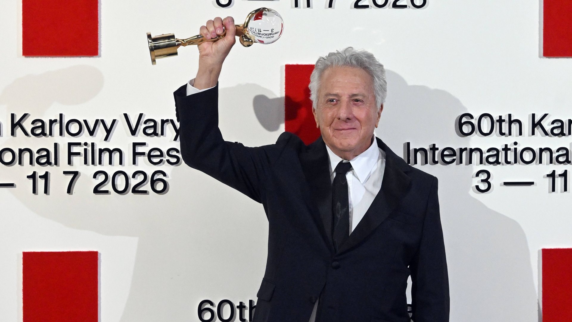 Dustin Hoffman mit seiner Auszeichnung in Karlsbad.