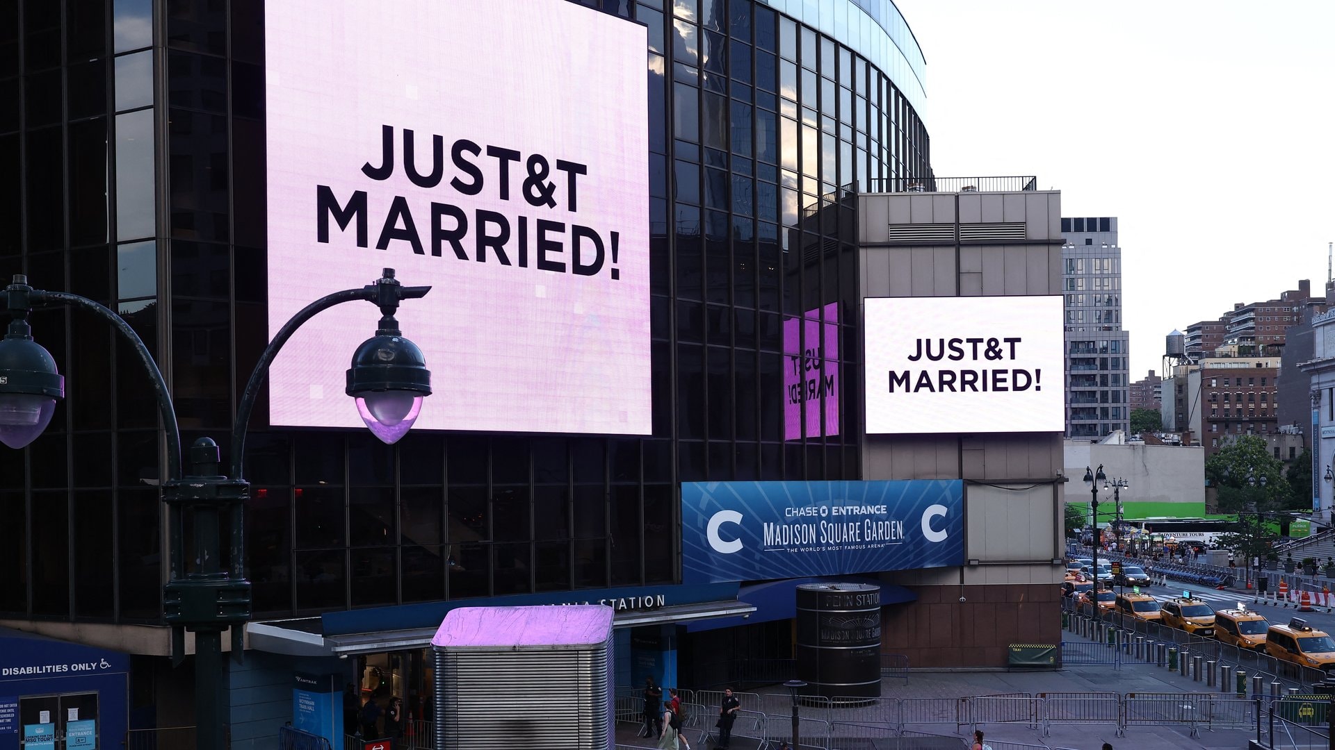 Vor dem Madison Square Garden wurde mit dem Schriftzug «JUST&T MARRIED!» die Hochzeit von Taylor Swift und Travis Kelce verkündet.