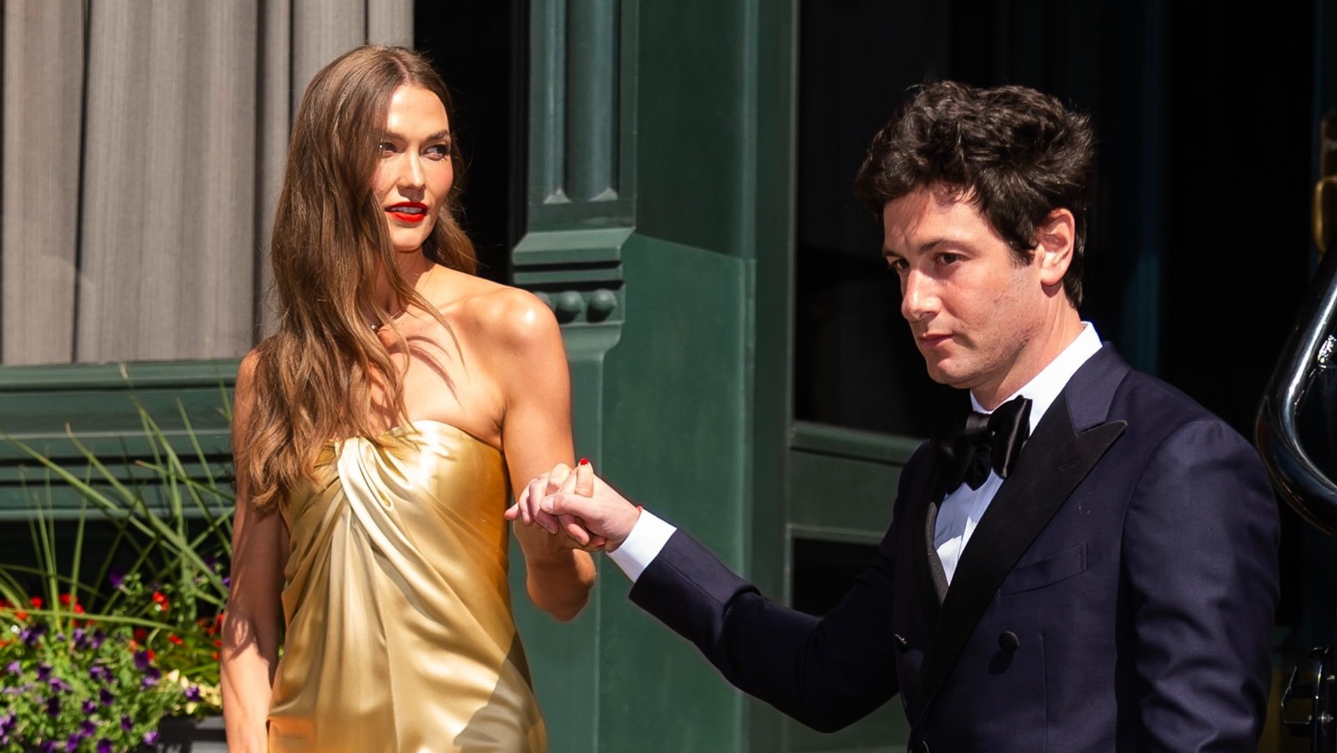 Eingeladen trotz früherer Eiszeit: Karlie Kloss und Joshua Kushner wurden in SoHo fotografiert, als sie zur Hochzeit im Madison Square Garden starteten.