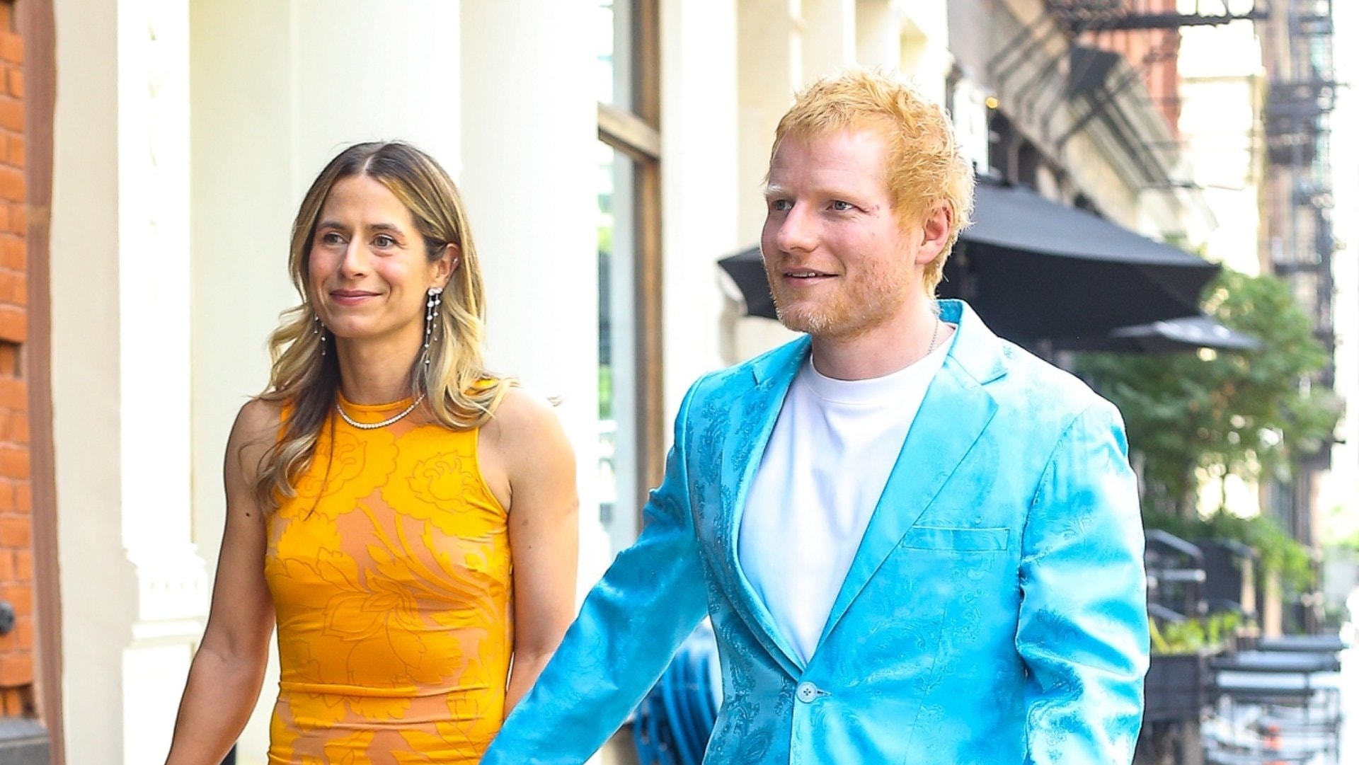 Ed Sheeran und Ehefrau Cherry Seaborn auf dem Weg zu Taylor Swifts Hochzeitsfeier.