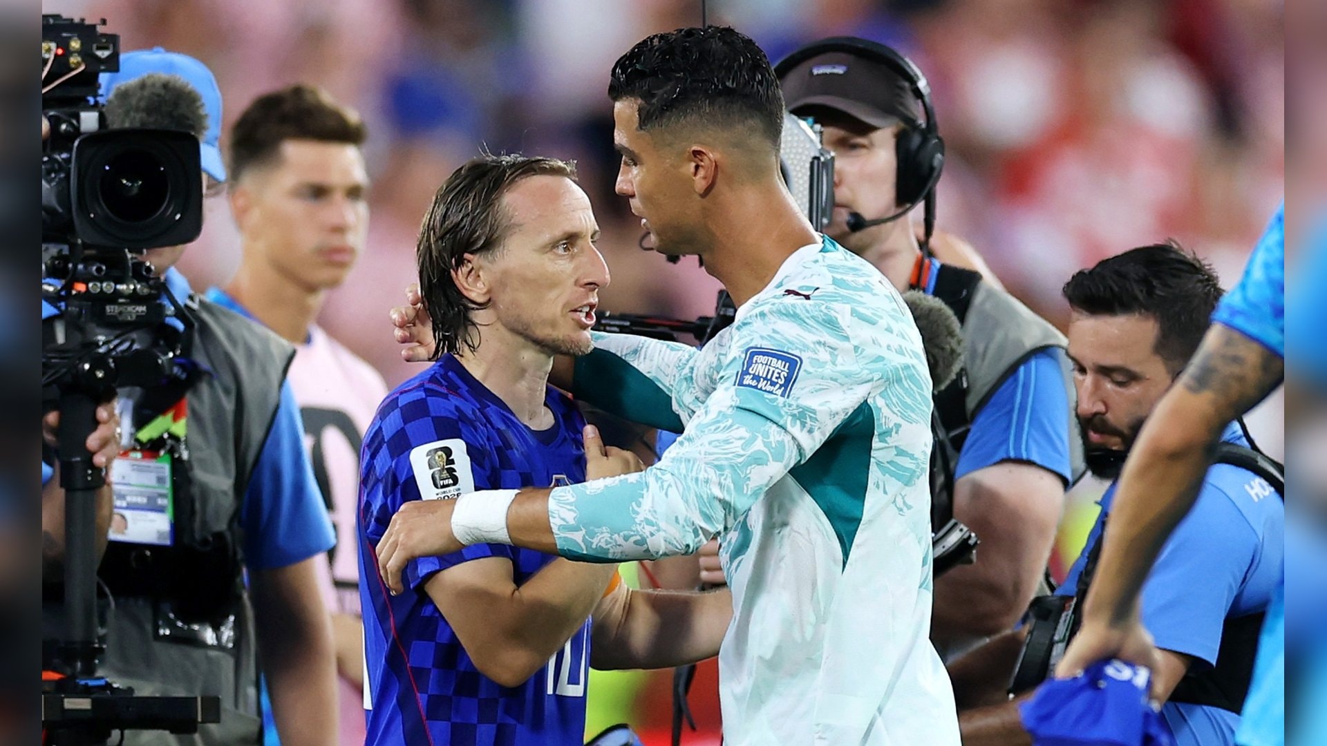 Luka Modrić und Cristiano Ronaldo (r.) nach dem Abpfiff der Partie Kroatien gegen Portugal.