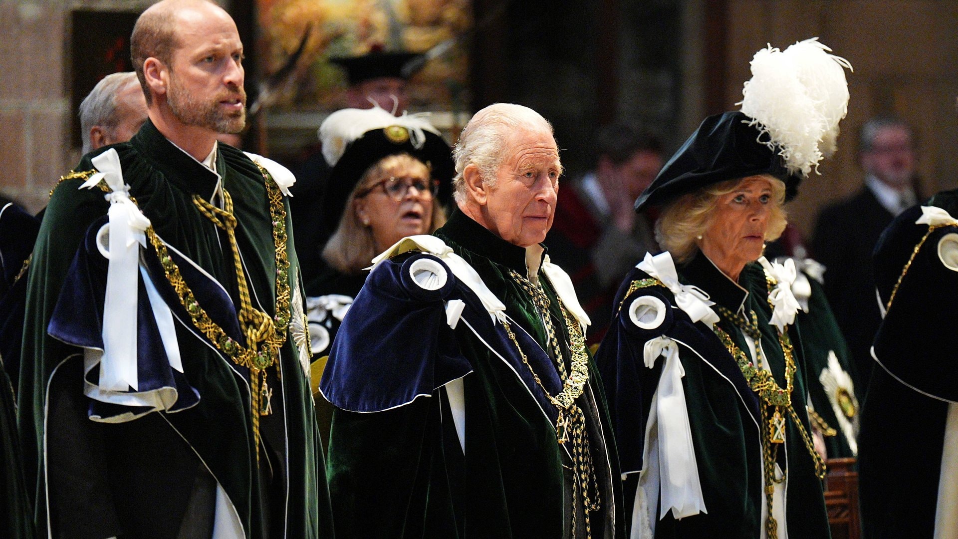Das Königspaar erschien mit Prinz William (l.) zum Distelorden-Gottesdienst in Edinburgh.