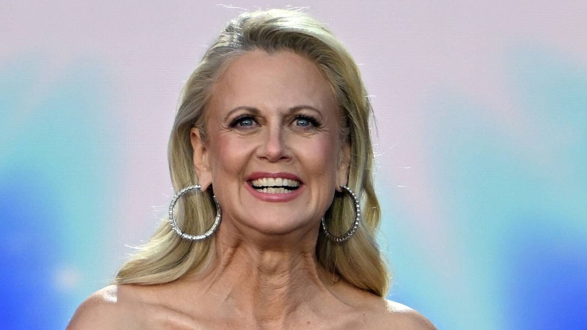 Barbara Schöneberger moderiert auch den Deutschen Fernsehpreis 2026.
