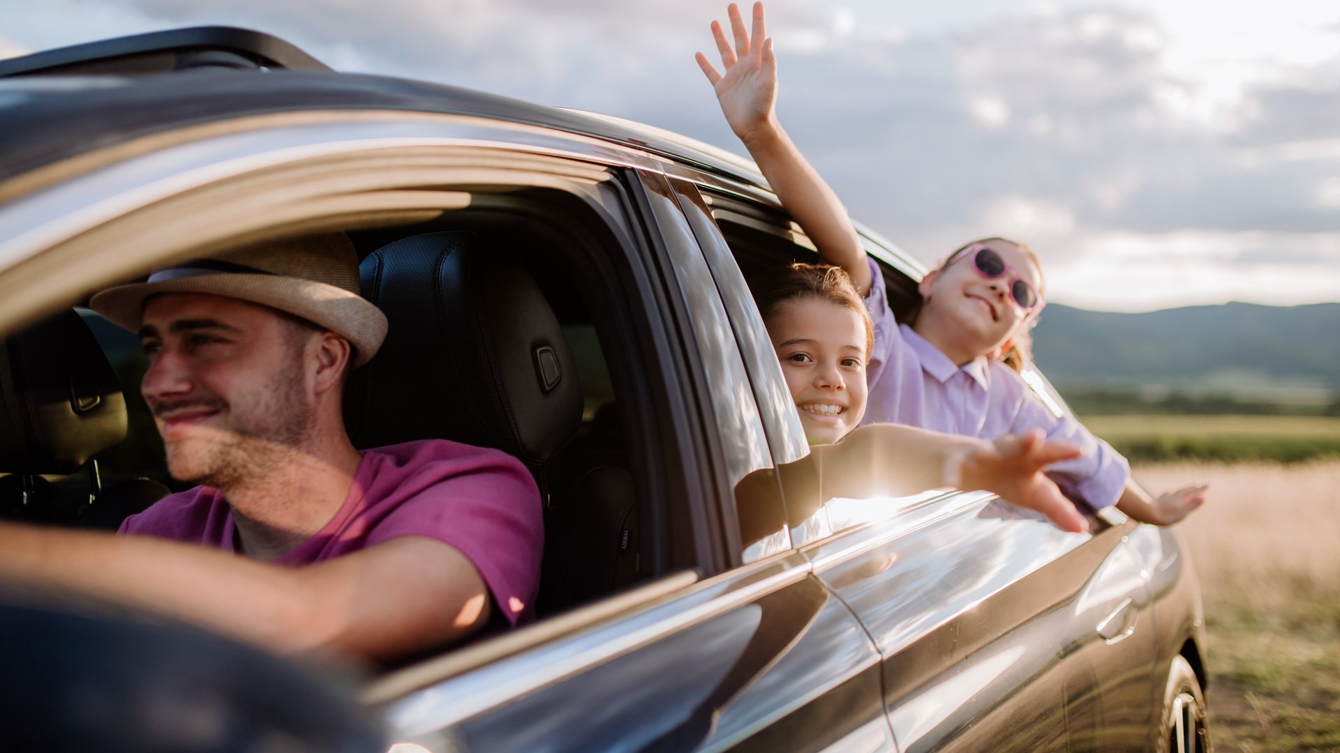 Mit ein paar praktischen Tipps kommen Familien mit dem Auto entspannter in den Sommerurlaub.