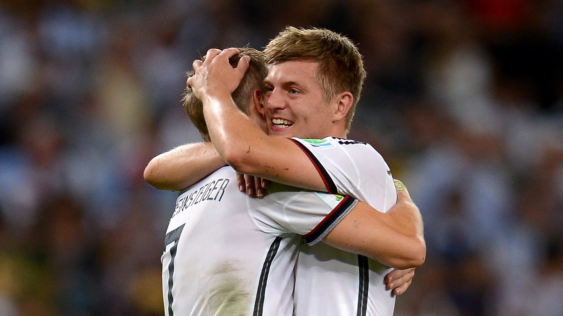 Toni Kroos und Bastian Schweinsteiger umarmen sich nach dem Sieg im Finale der WM 2014 gegen Argentinien.