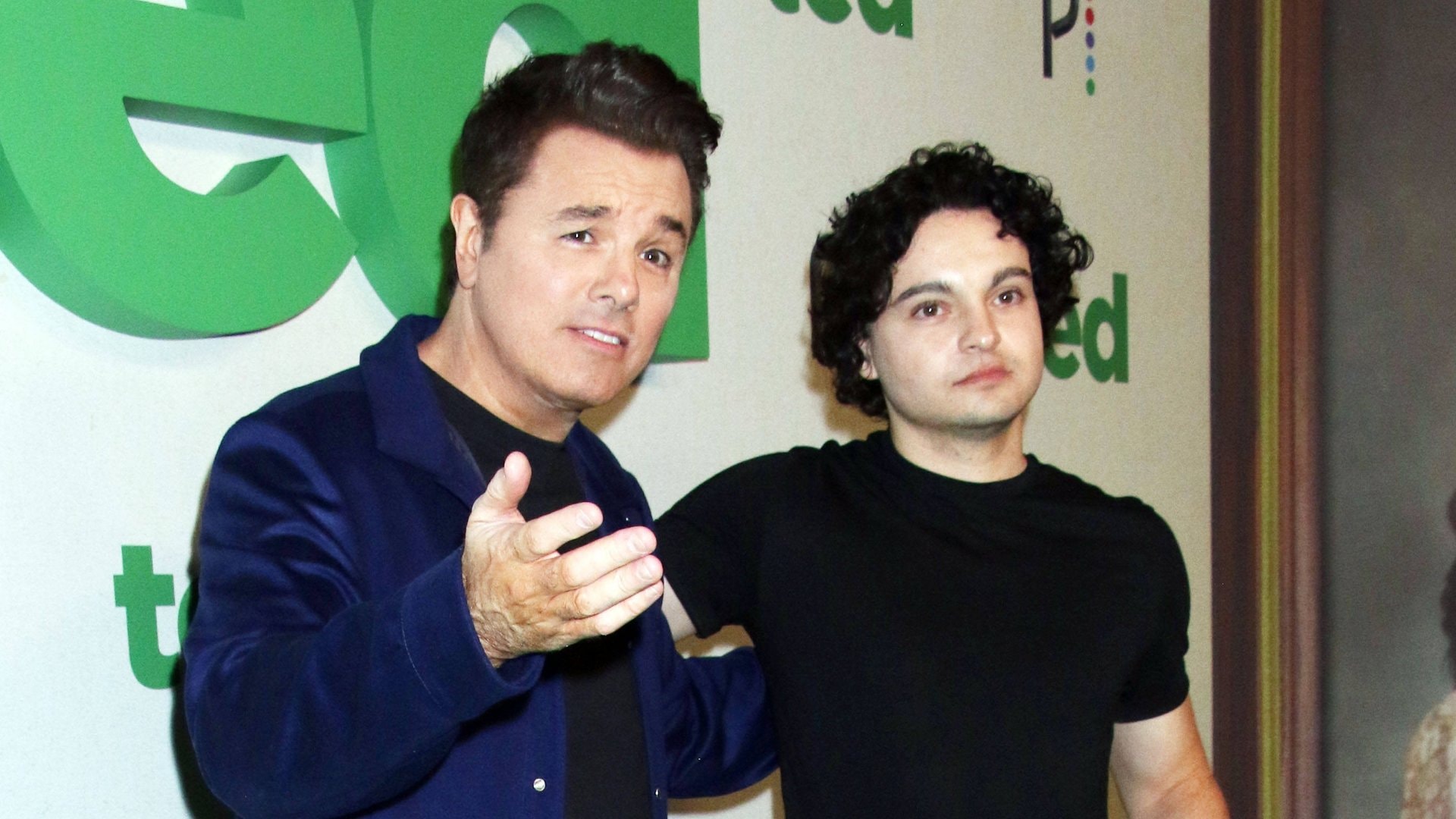 «Ted»-Schöpfer Seth MacFarlane (l.) und der Hauptdarsteller Max Burkholder bei der Premiere der zweiten «Ted»-Staffel, die bald bei ProSieben läuft.