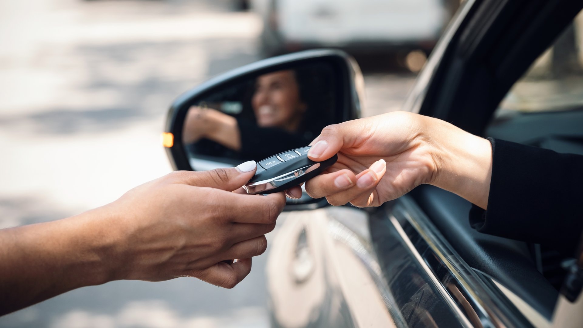 Ob Mietwagen oder öffentliche Verkehrsmittel die bessere Wahl sind, hängt in der Regel vom Urlaubsziel und den -plänen ab.
