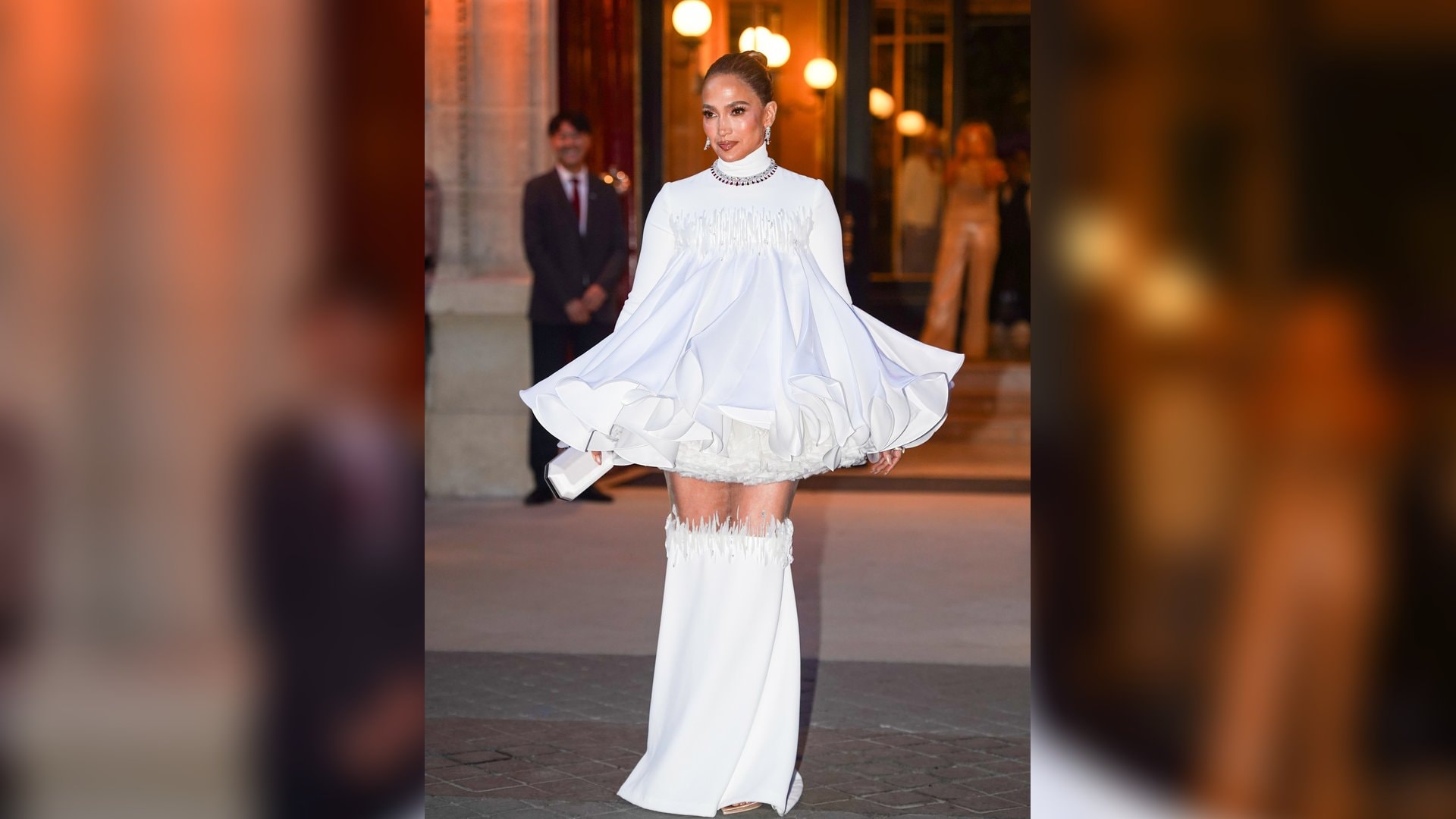 Hingucker in Weiss: Jennifer Lopez geht zum Abendessen in Paris.