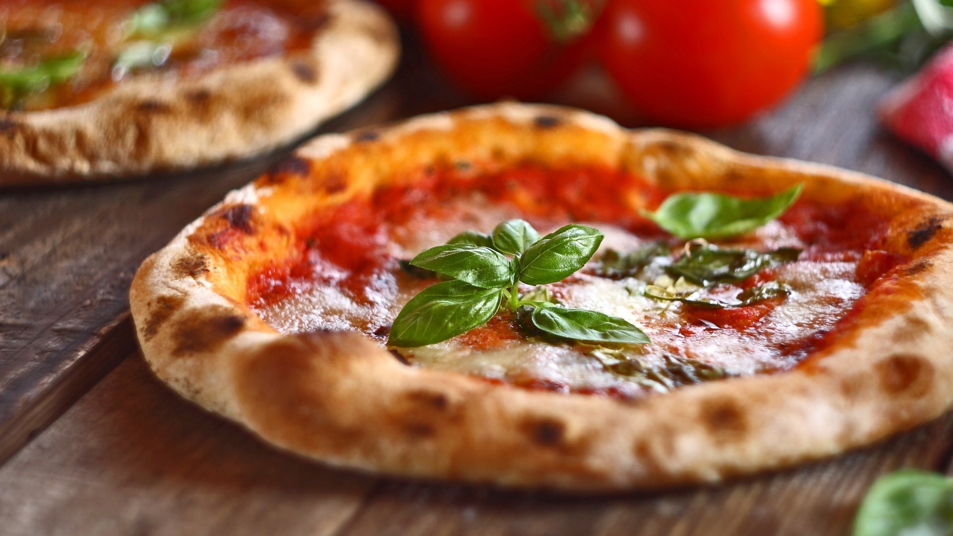 Für eine der Top-Ten-Pizzas in Europa müssen Feinschmecker nicht einmal Deutschland verlassen.