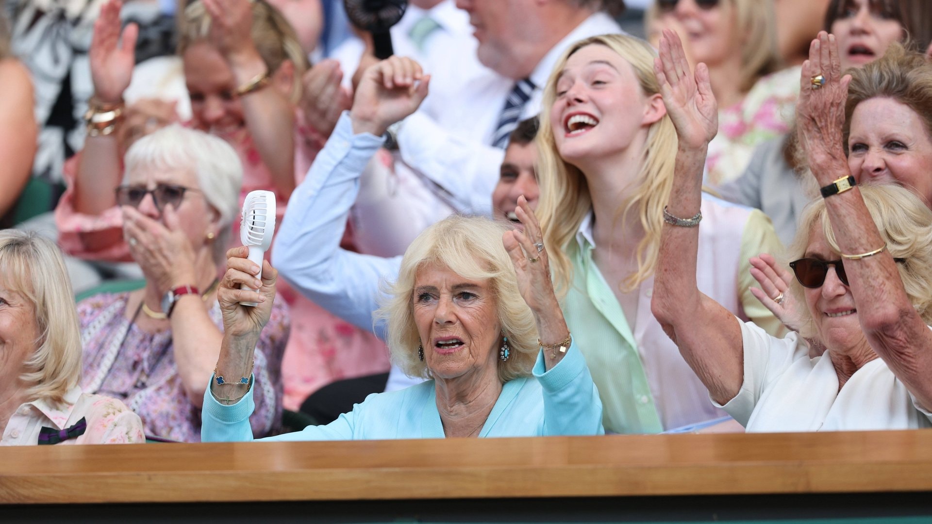 Königin Camilla hat den Wimbledon Championships einen Besuch abgestattet. Direkt hinter ihr sass Elle Fanning.