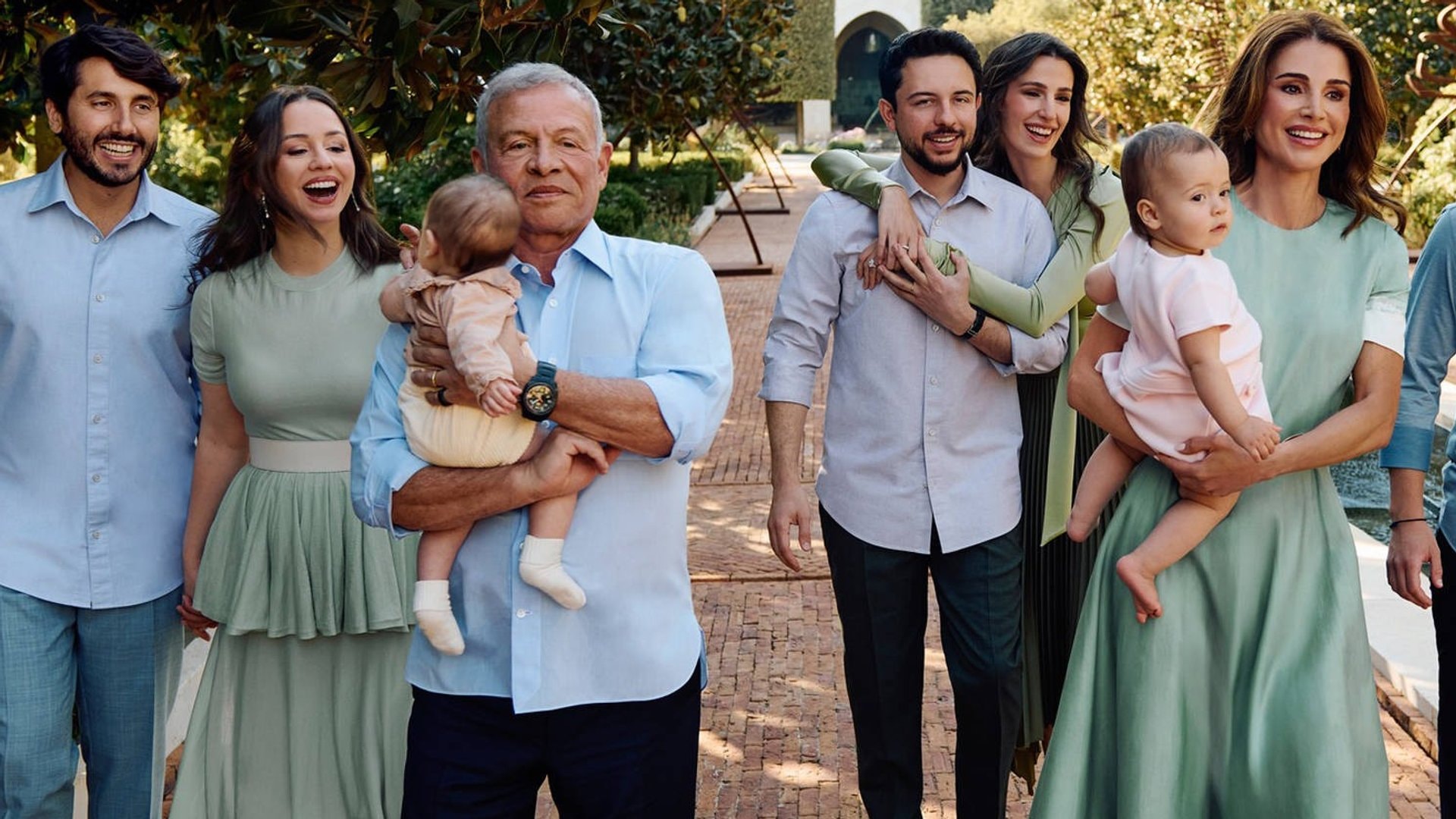Jordaniens König Abdullah II. und Königin Rania mit einigen ihrer Kinder und zwei Enkeln im Arm - links sind Prinzessin Iman und Ehemann Jameel Alexander Thermiotis zu sehen. Das Foto entstand im Dezember 2025.