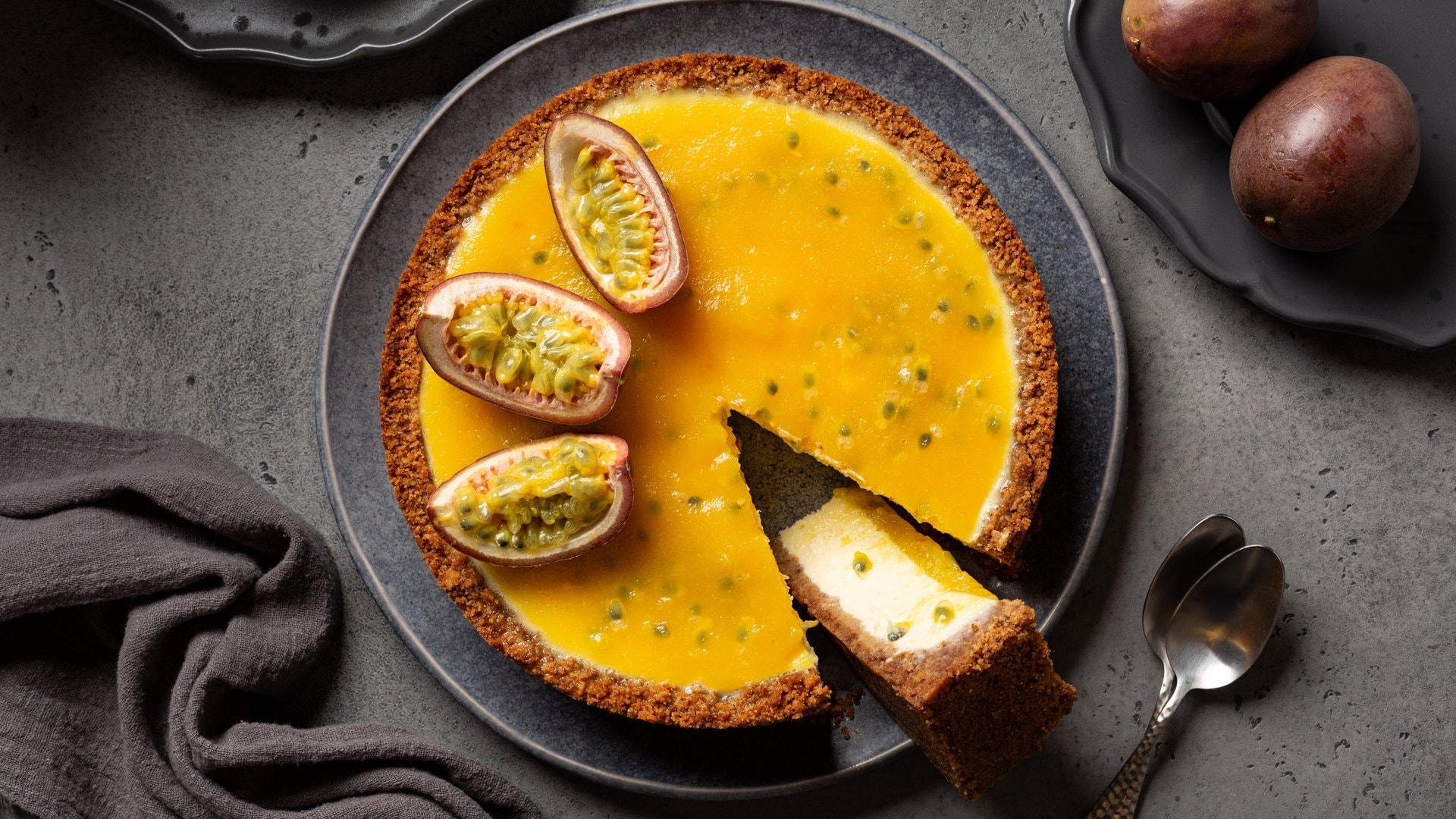 Dieser Passionsfrucht-Cheesecake überzeugt nicht nur optisch.