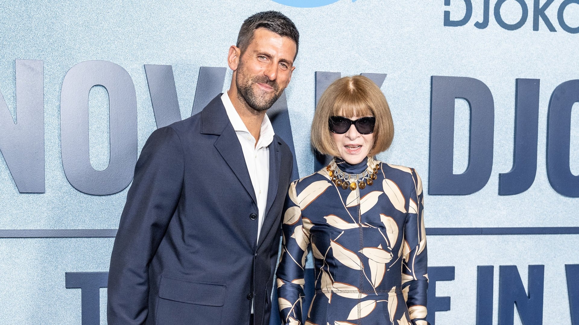 Novak Djokovic et Anna Wintour sur le tapis sombre de l'avant-première.
