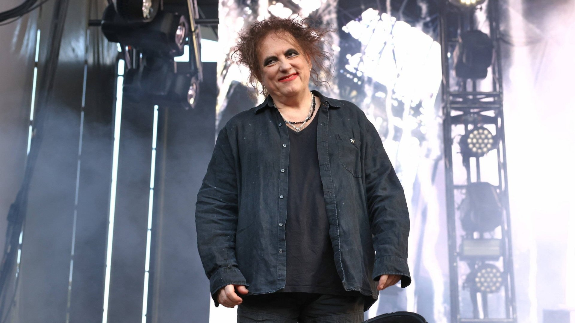 Le chanteur de The Cure Robert Smith critique le prochain show de mi-temps lors de la Coupe du monde de football.