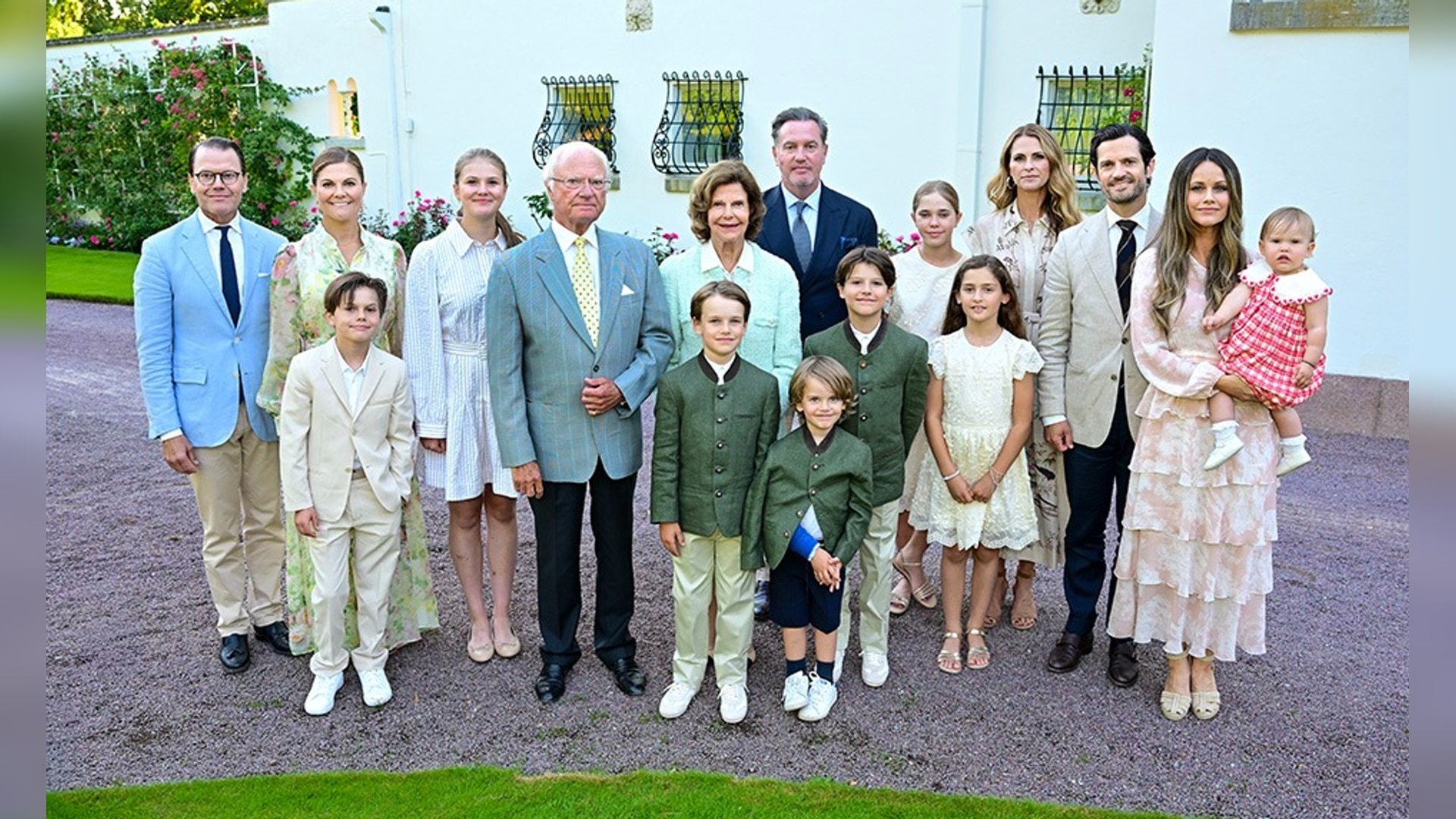 Die schwedische Königsfamilie posiert am Victoriatag für ein Familienfoto. Prinz Julian (vorne) trug dabei einen blauen Gips am Arm.