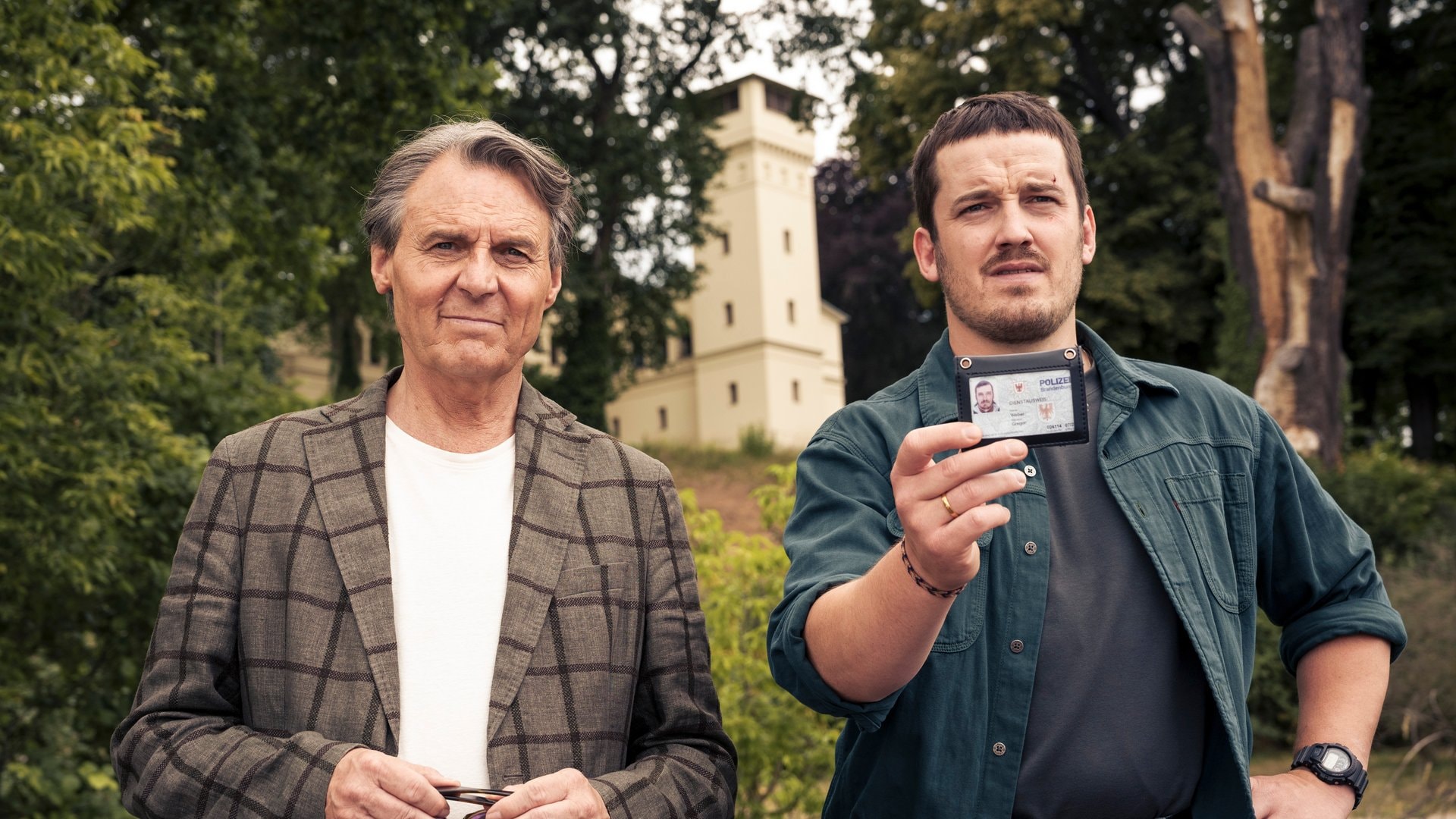«Haveltod - Ein Potsdam-Krimi: Im Kopf eines Killers»: Armin (Wolfgang Bahro, l.) und Gregor (Felix Kreutzer) befragen die Rosens.