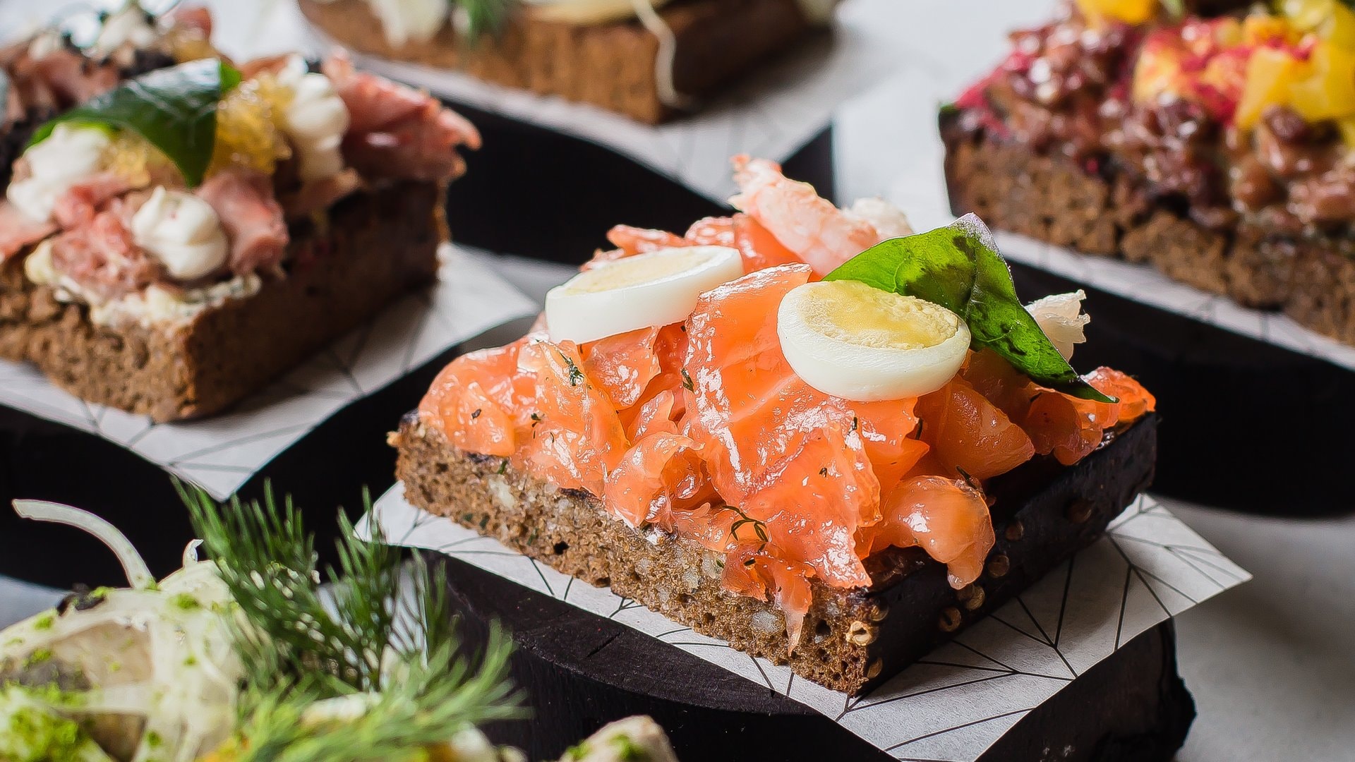 Le Smørrebrød est l'un des en-cas les plus populaires dans les pays scandinaves.