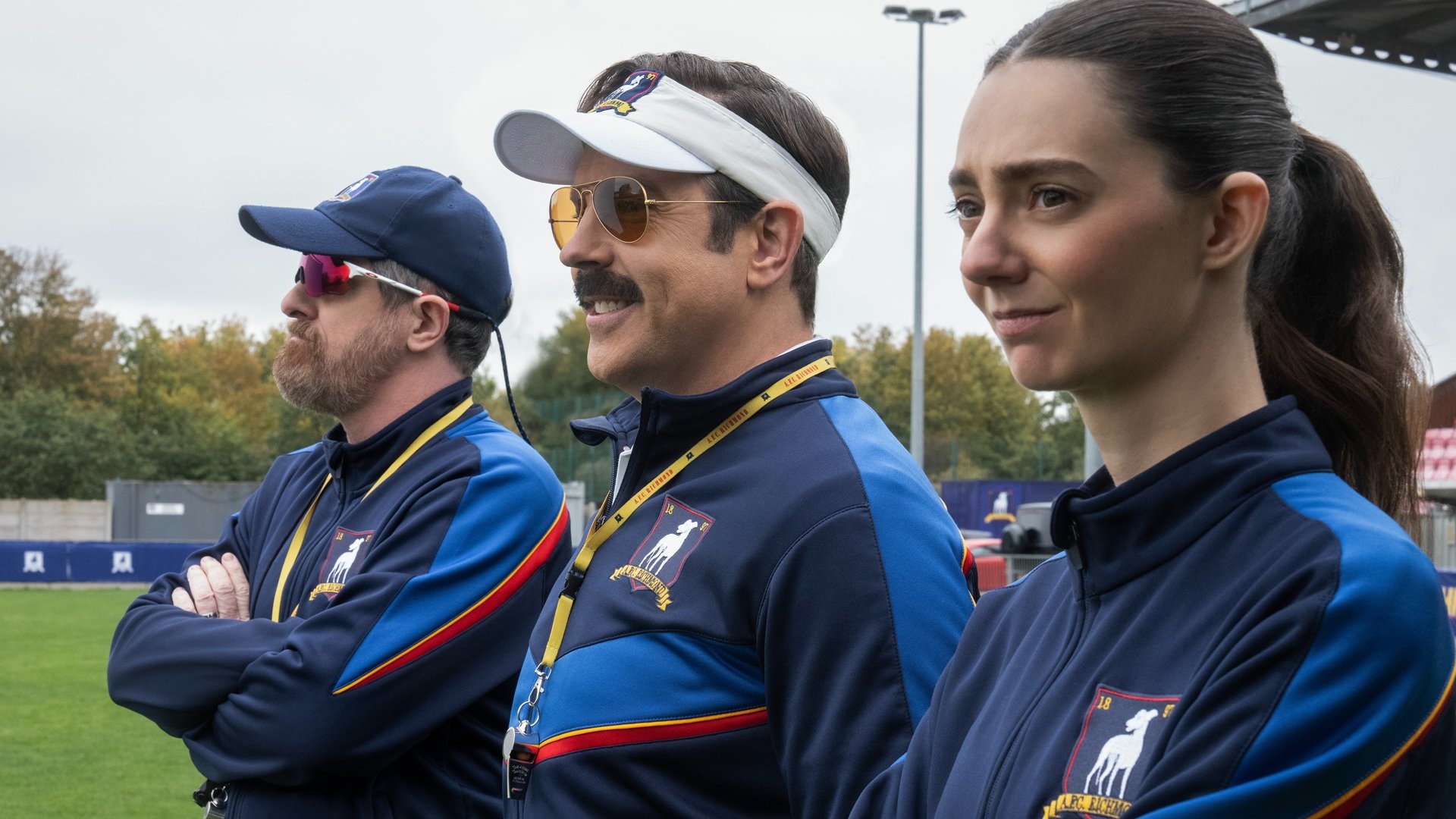 Ted Lasso (Jason Sudeikis, Mitte) sieht sich in Staffel vier einer gänzlich neuen Aufgabe gegenüber, die er mit gewohnter Zuversicht angeht.