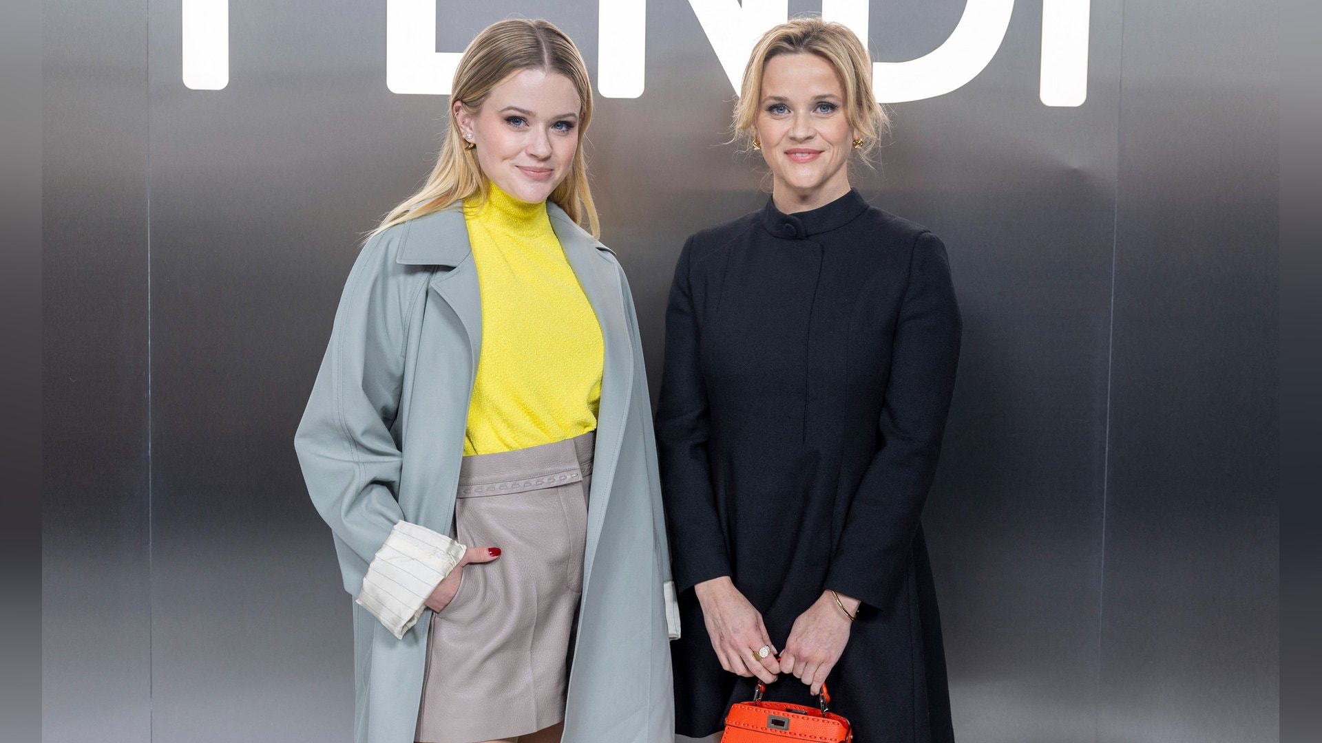 Reese Witherspoon und ihre Tochter Ava Phillippe zeigen eindrucksvoll, wie verblüffend ähnlich sich Mutter und Tochter sehen können.