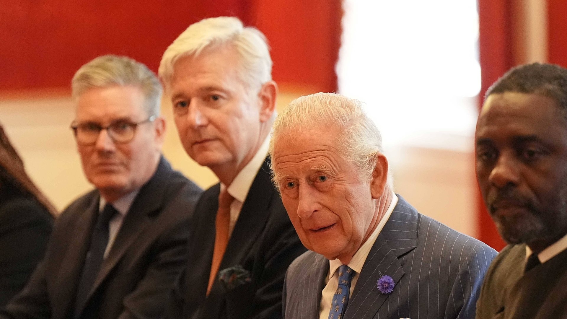Le roi Charles (à dr.) et son secrétaire privé de longue date Sir Clive Alderton lors d'une réception en juillet 2025.
