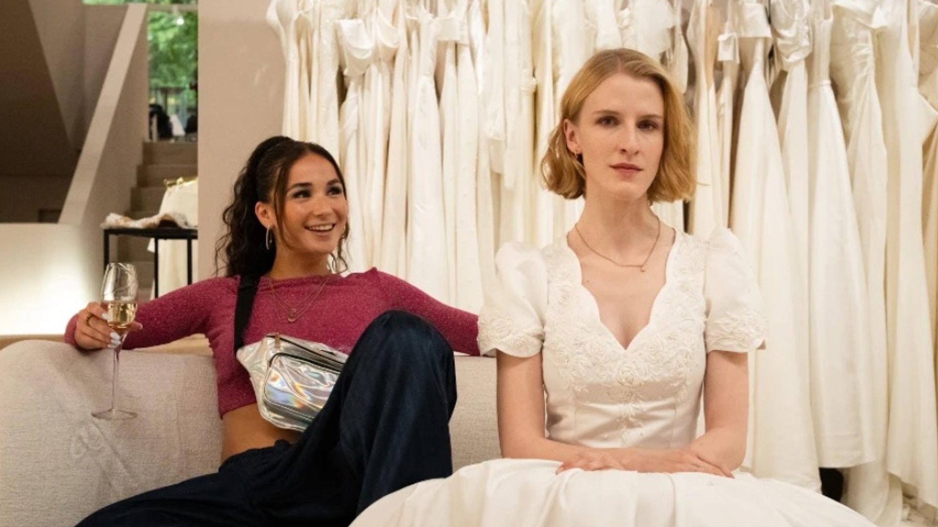 « Plötzlich Schwester » : Sandy Koslowski (Cosima Henman, g.) a manifestement une vision très différente de la robe de mariée parfaite par rapport à Sandra Giesinger (Klara Lange).