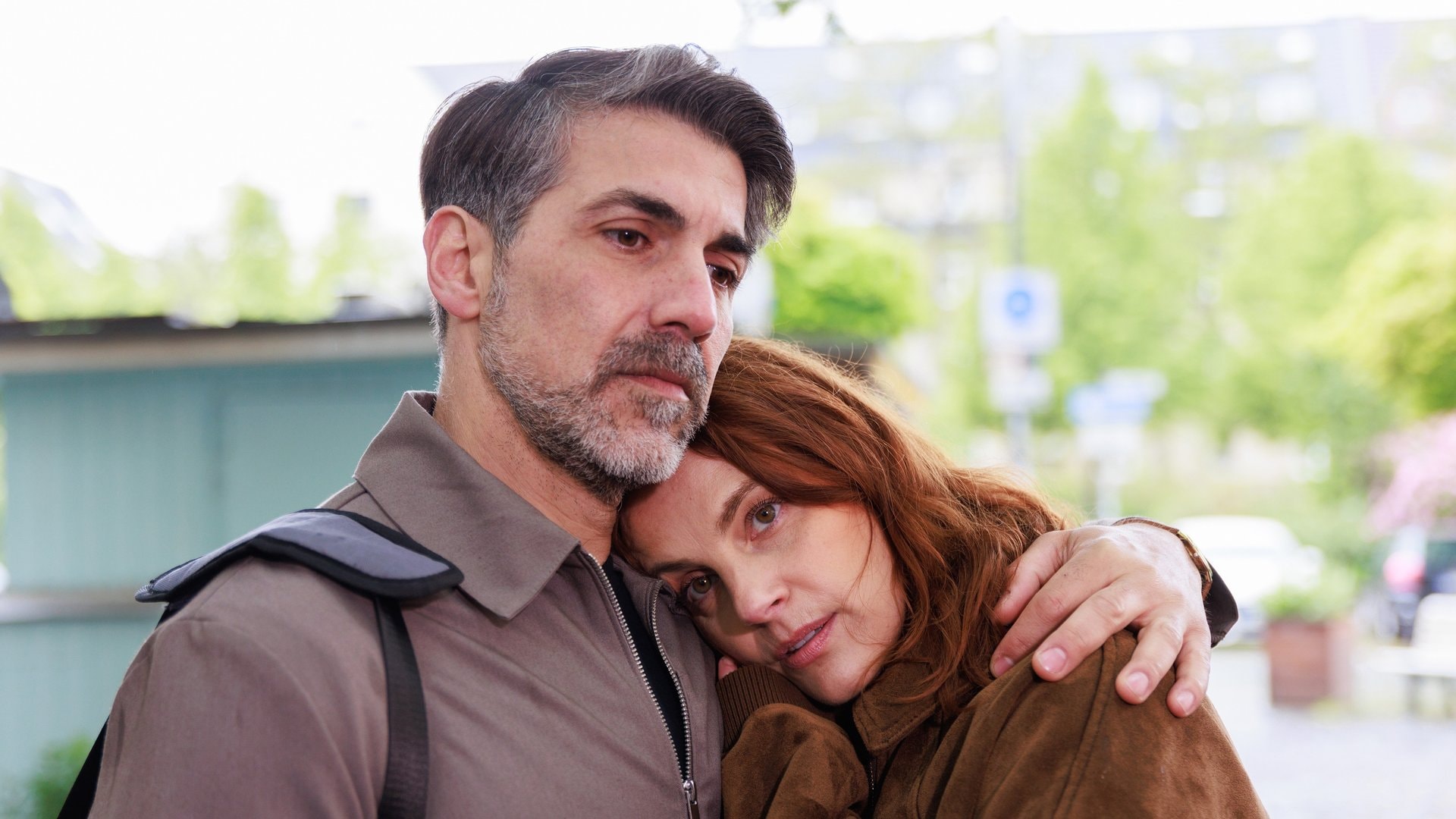 « Unter uns » : Anna (à dr.) s'ouvre à Ferhat et lui confie sa peine.