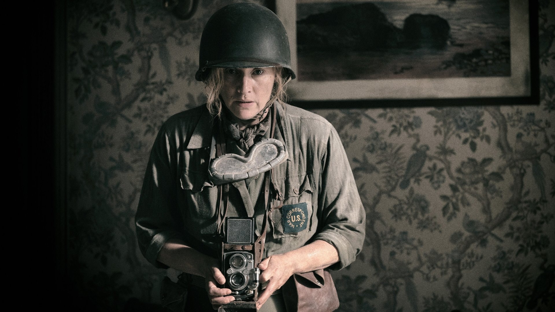 « Die Fotografin » : Lee Miller (Kate Winslet) capture de près les horreurs de la guerre avec son appareil photo.
