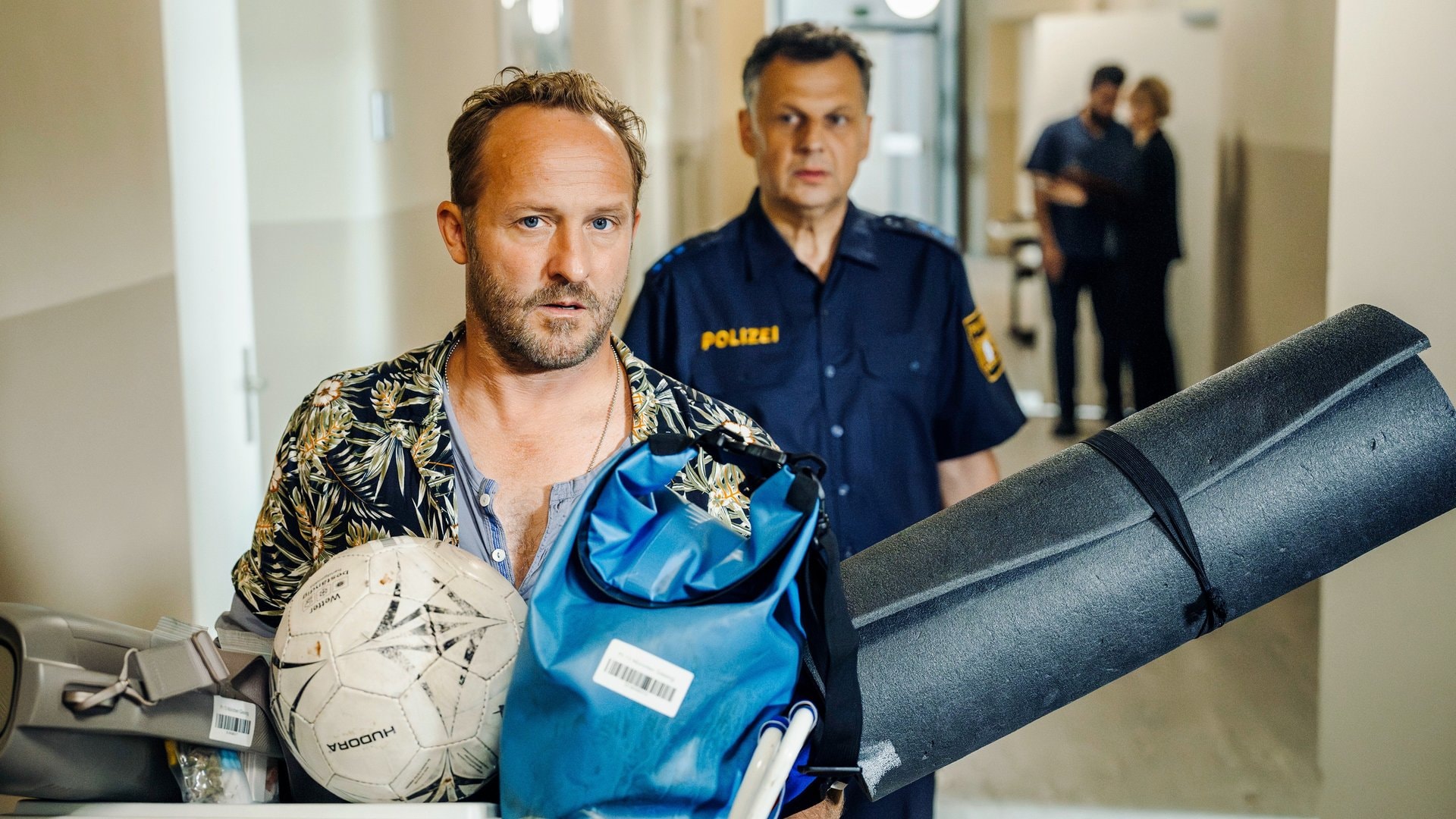 «Servus Eddie - Spätes Glück»: Eddie (Maximilian Brückner, l.) und Carlo (Gerhard Wittmann) auf dem Weg zur Chefin.