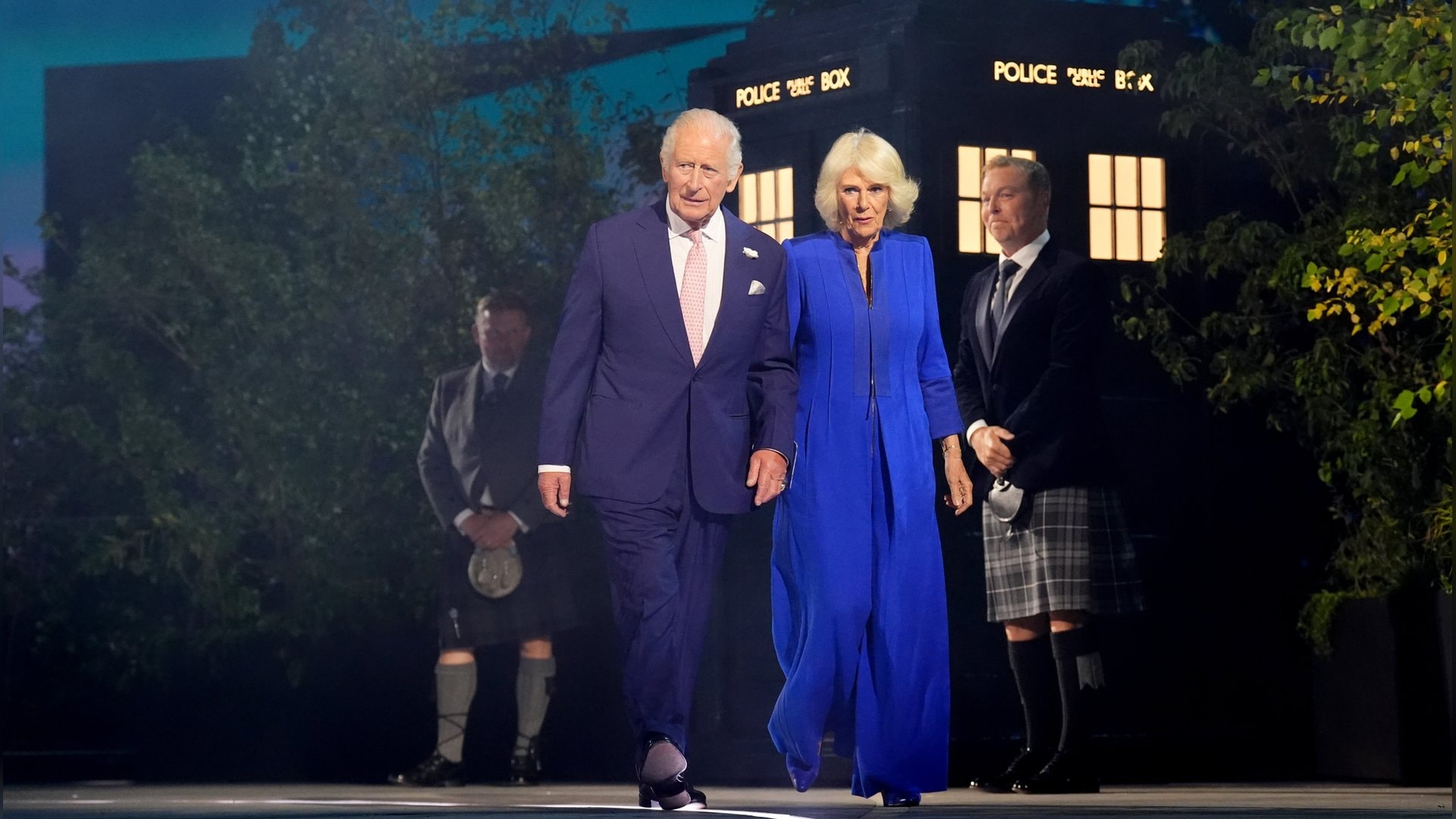 König Charles III. und Königin Camilla bei der Eröffnung der Commonwealth Games. Im Hintergrund ist die TARDIS zu sehen.