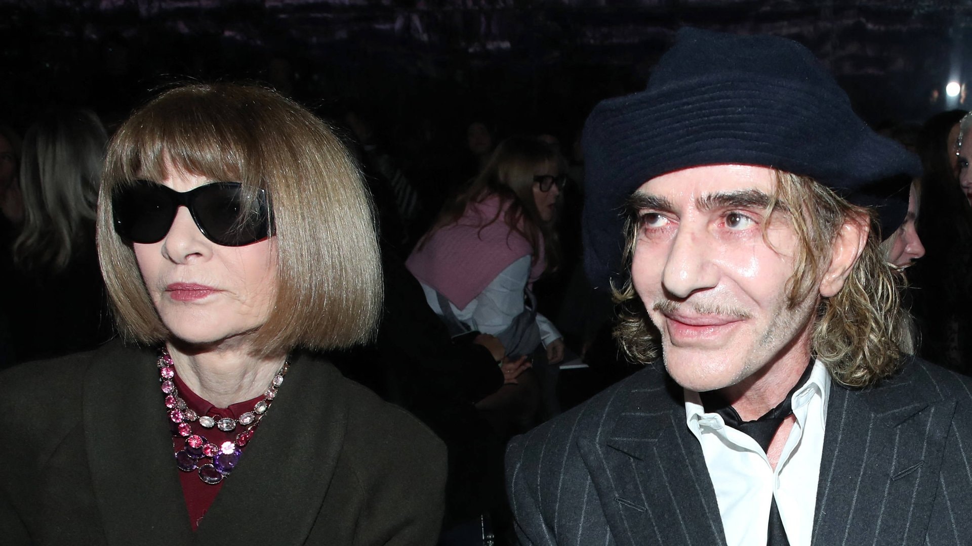 Anna Wintour - hier mit John Galliano bei einer Christian-Dior-Schau im Januar in Paris - lobt den Designer in der Ankündigung ausdrücklich, betonte aber auch, dass sein antisemitischer Skandal in der Ausstellung nicht ausgespart werden solle.