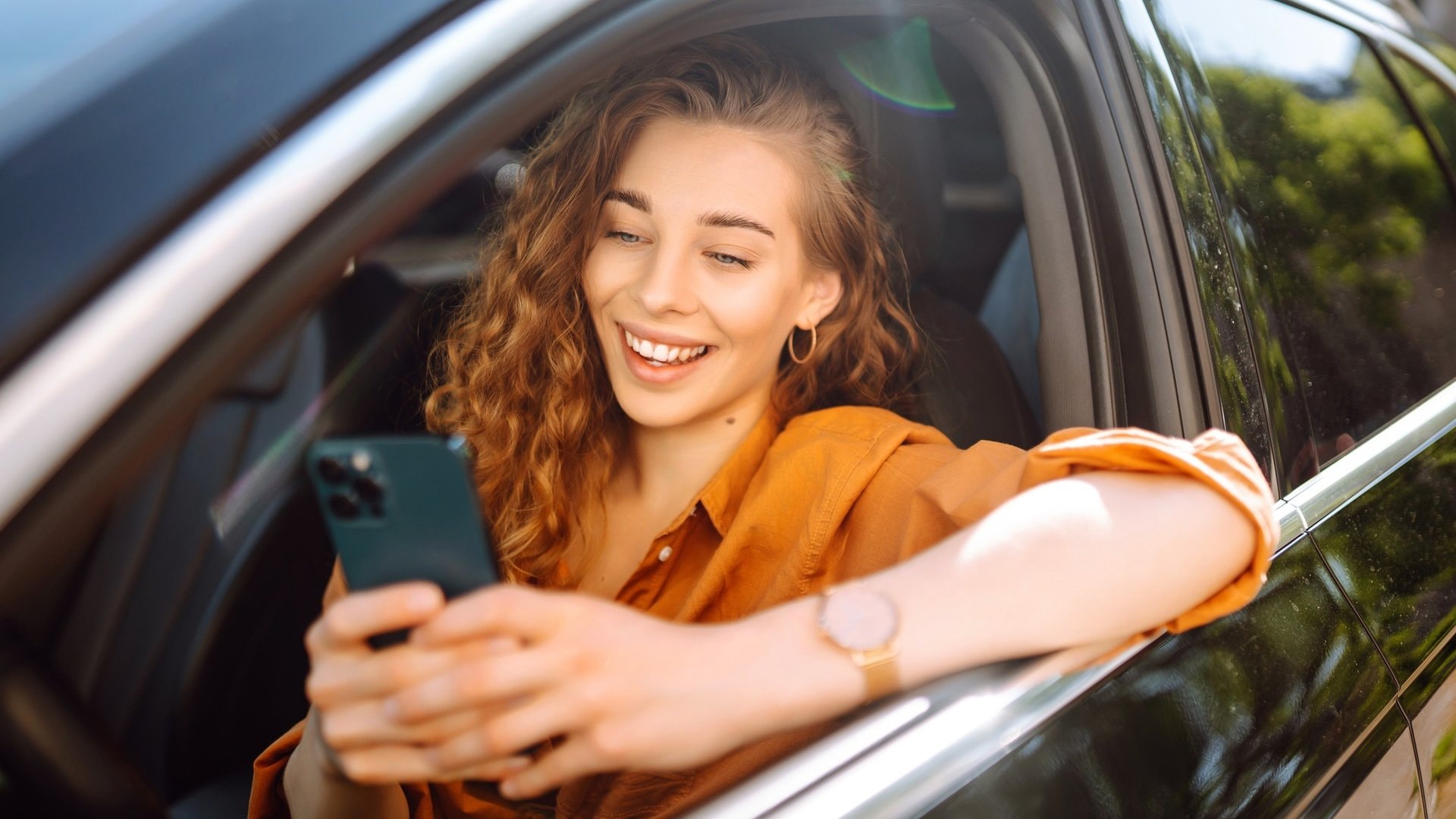 Wer eine Tank-App nutzt, kann oft bares Geld an der Tankstelle sparen.