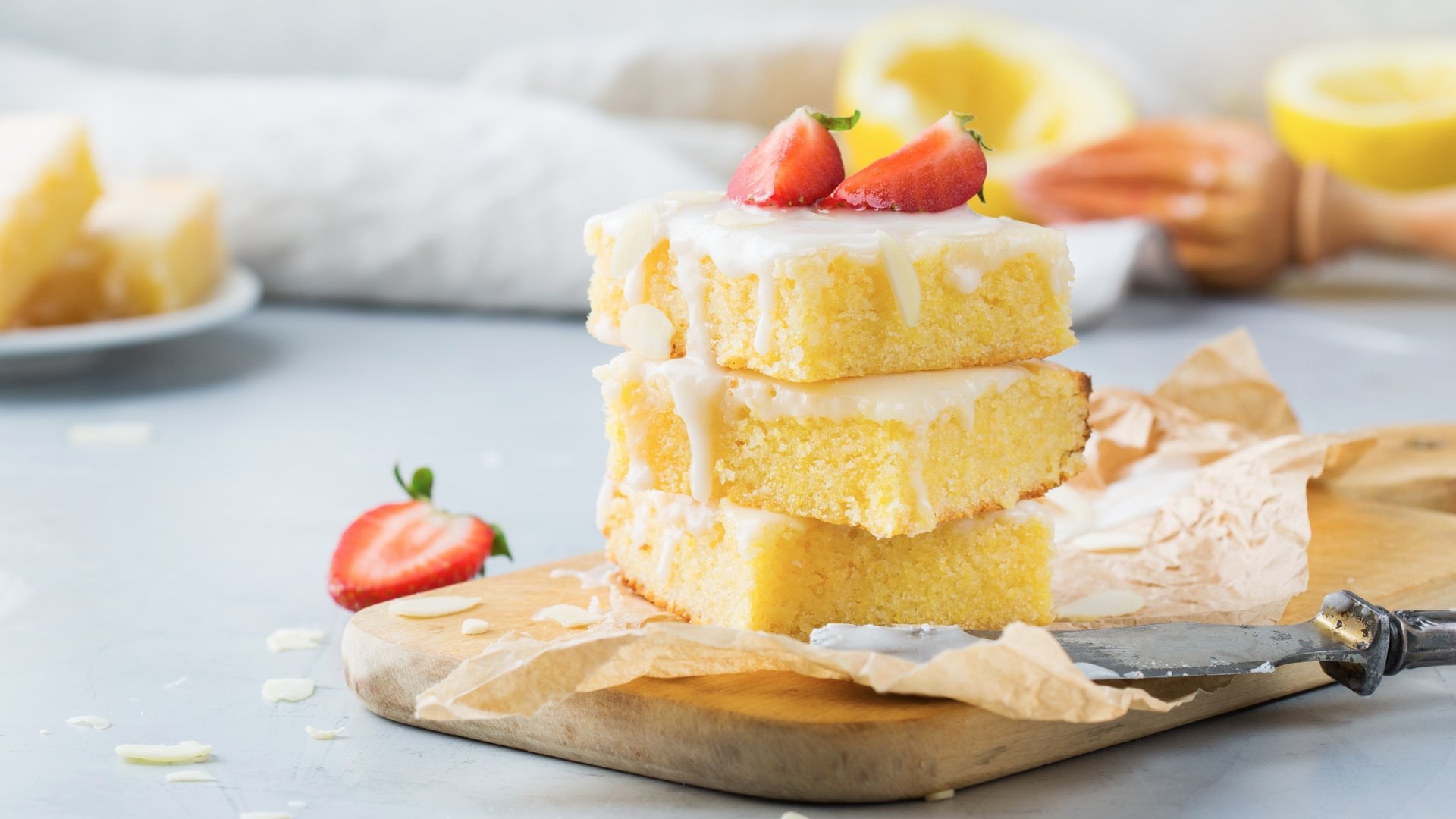 Diese Zitronen-Polenta-Schnitten versprühen Sommerfeeling pur.