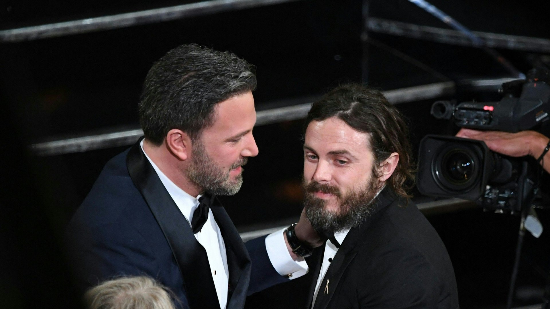 Ben und Casey Affleck (re.) trauern aktuell um ihre Mutter.