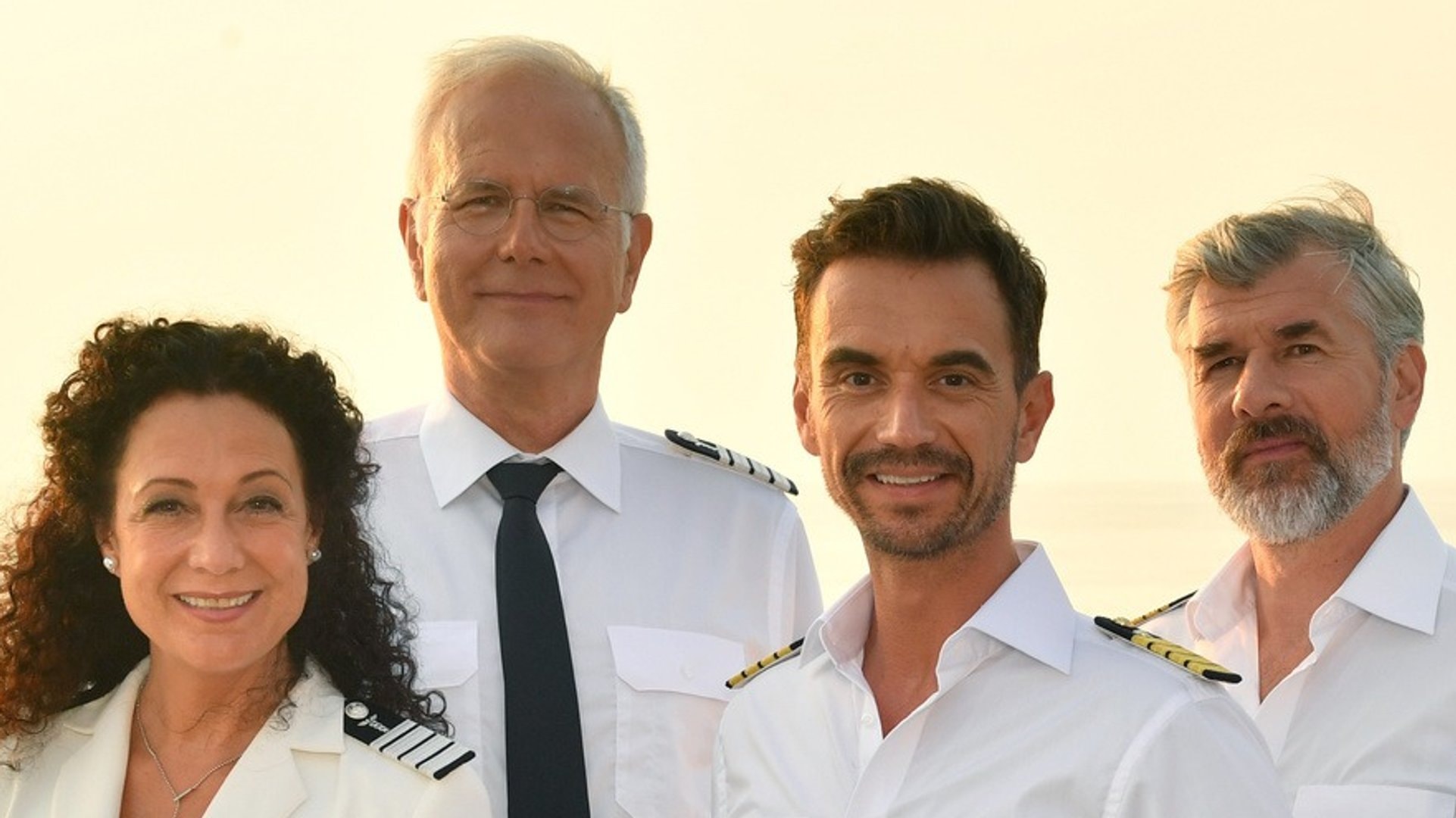 «Das Traumschiff»: Zur aktuellen Besatzung gehören unter anderem (v.l.) Hoteldirektorin Hanna Liebhold (Barbara Wussow), Kreuzfahrtdirektor Oskar Schifferle (Harald Schmidt), Kapitän Max Parger (Florian Silbereisen) und Staff-Kapitän Martin Grimm (Daniel Morgenroth).