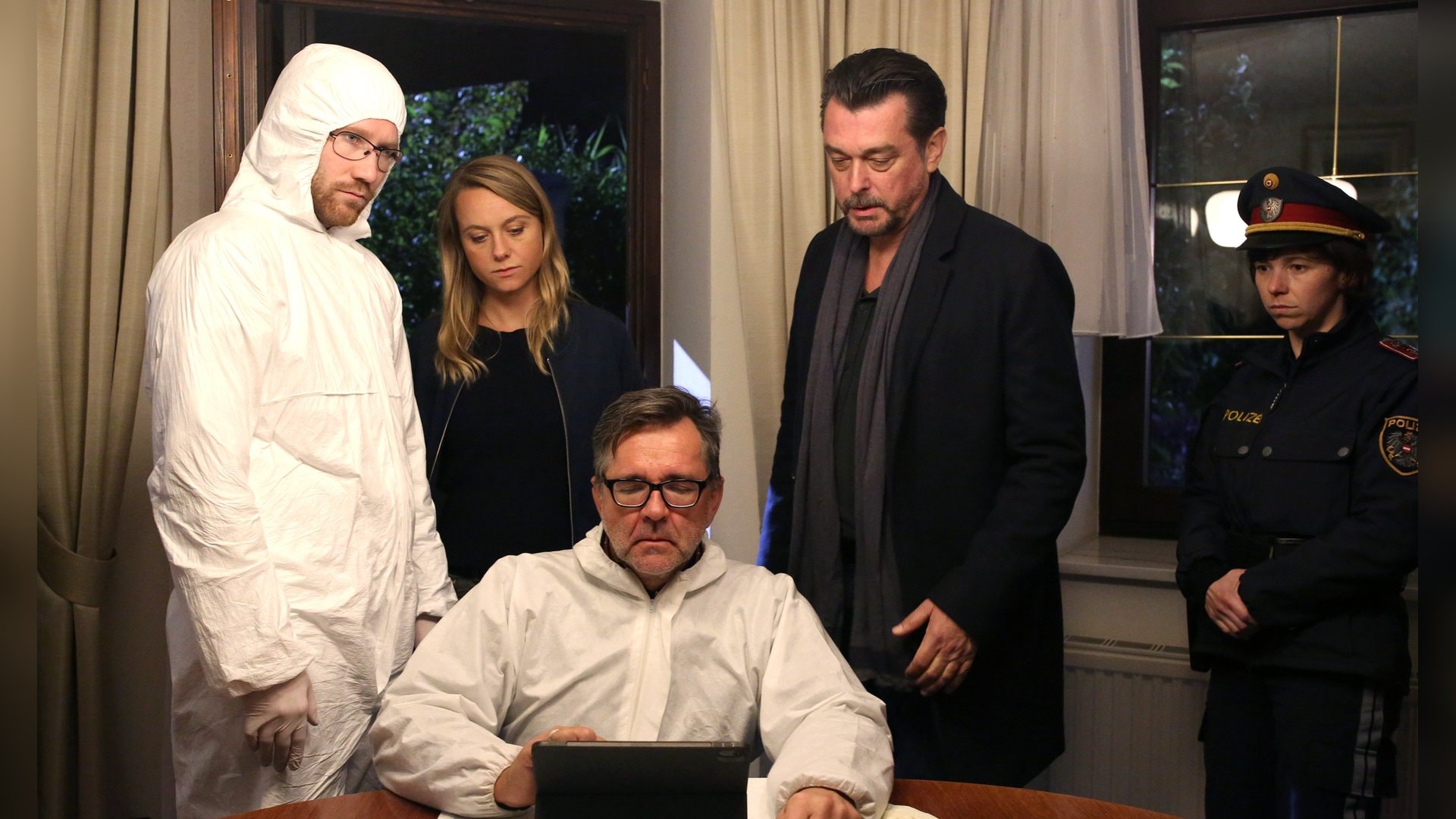 «Landkrimi: Steirergeld»: Kommissarin Sulmtaler (Anna Unterberger) und Chefermittler Bergmann (Hary Prinz, r.) sind einem möglichen Mordfall auf der Spur.