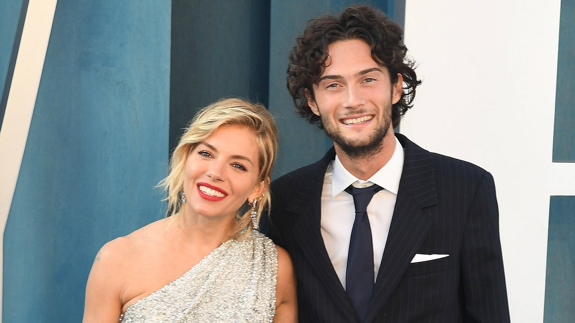 Sienna Miller mit ihrem Verlobtem Oli Green.